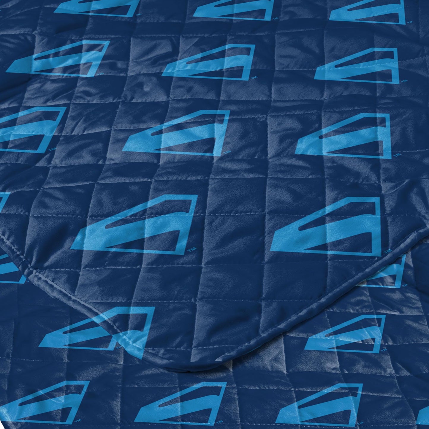 Northwest DC Comics Superman Above Metropolis Reversible Quilted Throw Blanket, Comfy Iconic Throw, Adults Boys Girls, Legendary Superhero Bedding for Bed, or Couch, 60 x 80 inches