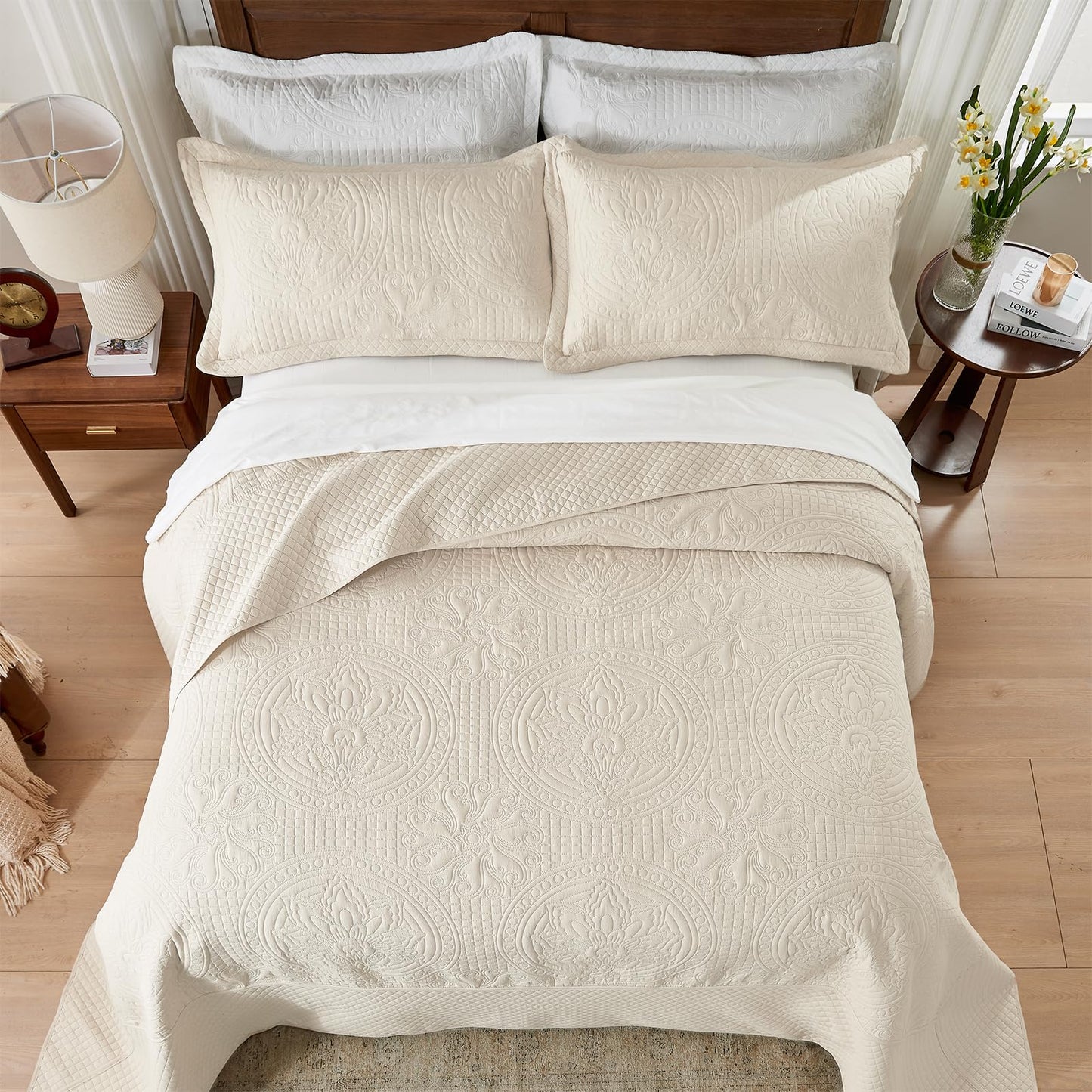 Qucover Oversized King Quilt Bedspread 132x 120, Extra Wide Alaska King Quilt, 3 Piece Soft Microfiber Lightweight Super King Quilts Set, Vintage Persian Pattern, with Pillow Shams, Beige