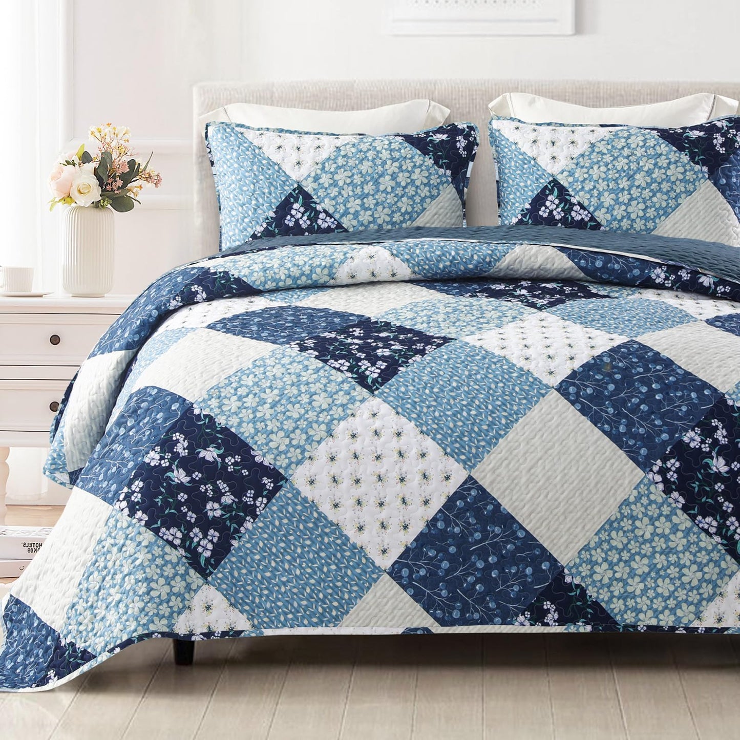 Exclusivo Mezcla Reversible Boho Quilts Queen Size, Blue Soft Bedspreads Lightweight Coverlet All Season Patchwork Quilt Bedding Set with Printed Floral Pattern (1 Quilt, 2 Pillow Shams)