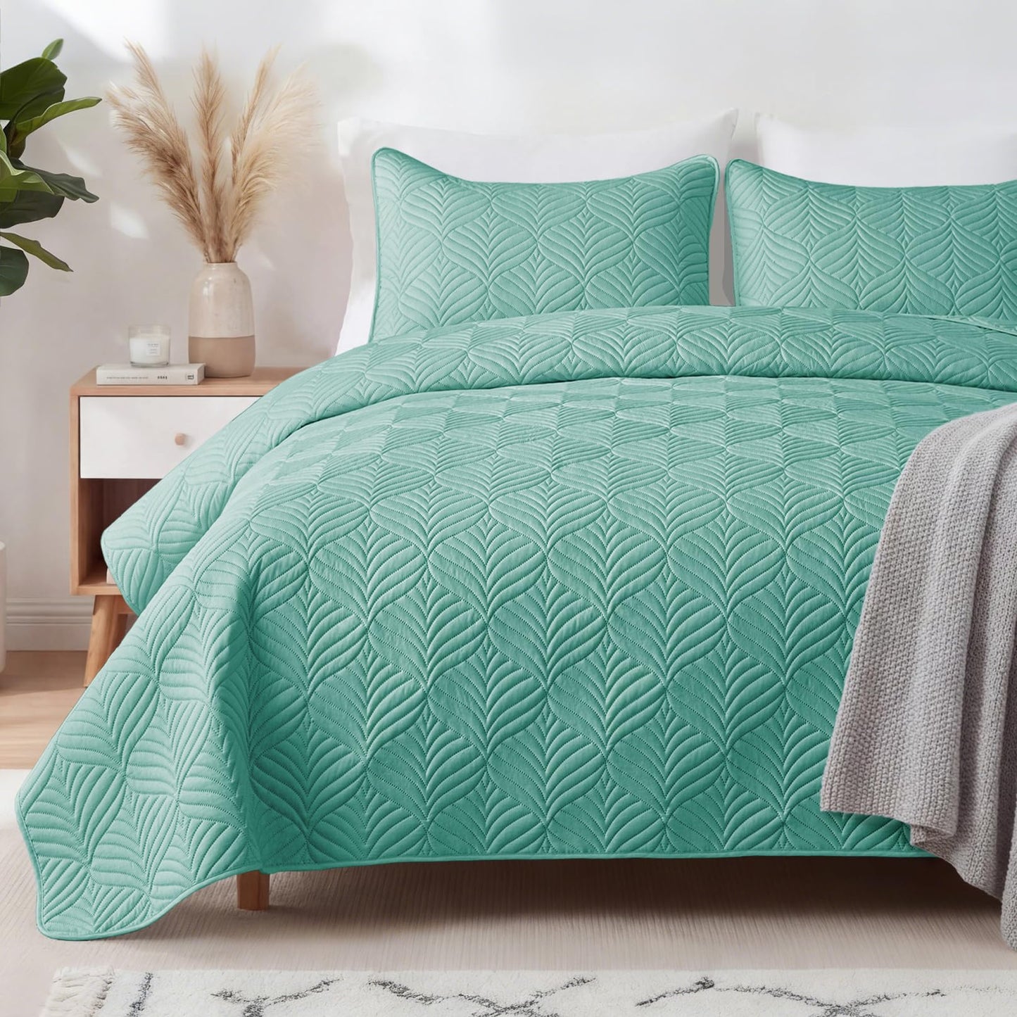 Whale Flotilla Extra Soft Full Queen Quilt Bedding Set, Lightweight Turquoise Bedspreads Quilts Queen Size with Modern Pattern, Reversible 3-Piece Coverlet with 2 Pillow Shames for All Seasons