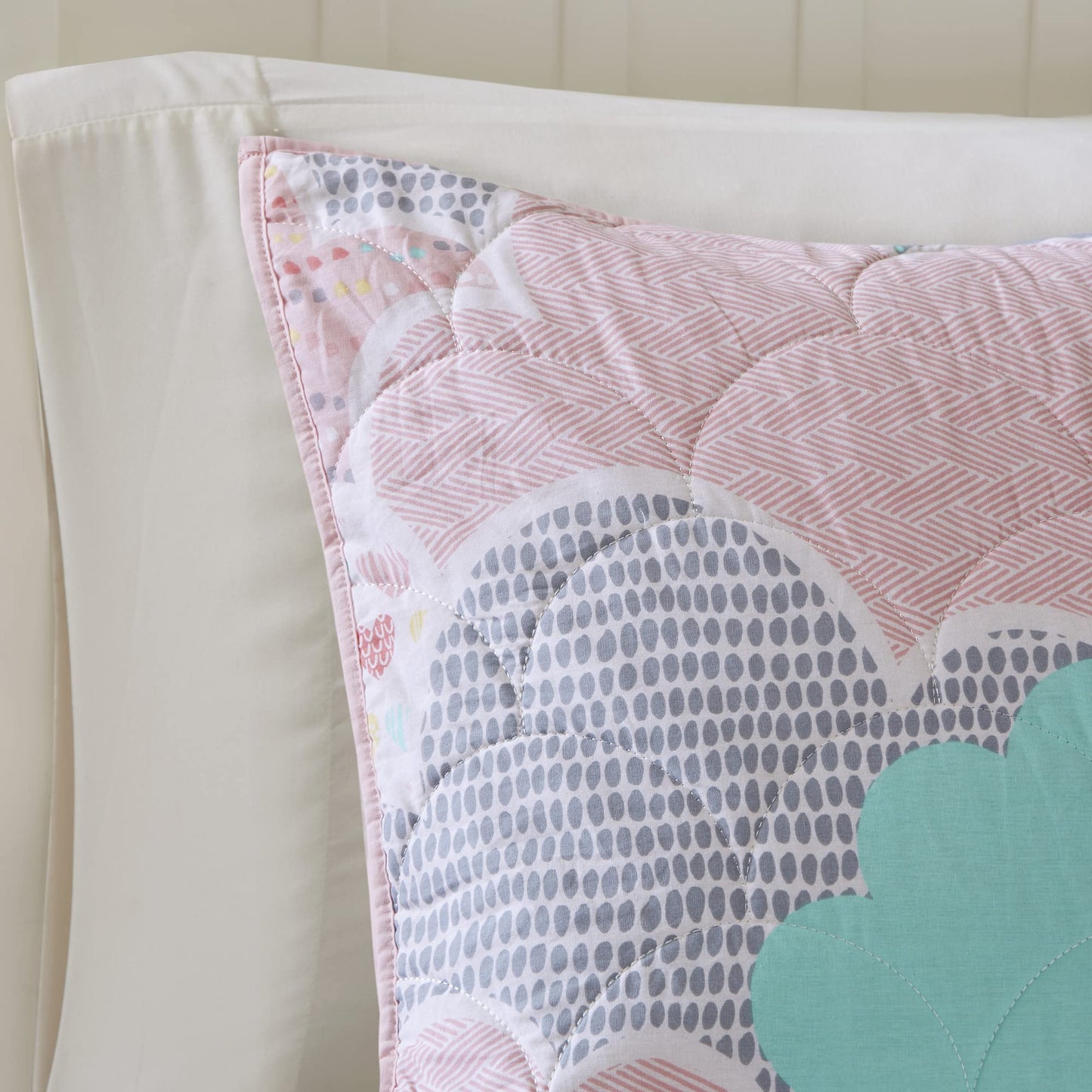 Intelligent Design Kids Reversible Cotton Quilt Set - Vibrant Fun, Playful Print, All Season Children Bedding Coverlet Bedspread, Decorative Pillow, Bedroom Décor, Full/Queen, Cloud Pink 5 Piece