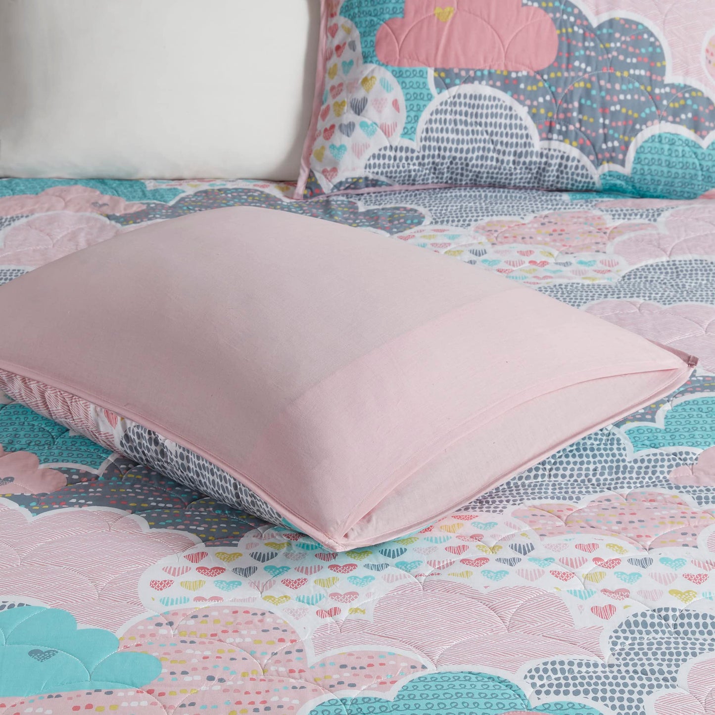 Intelligent Design Kids Reversible Cotton Quilt Set - Vibrant Fun, Playful Print, All Season Children Bedding Coverlet Bedspread, Decorative Pillow, Bedroom Décor, Full/Queen, Cloud Pink 5 Piece