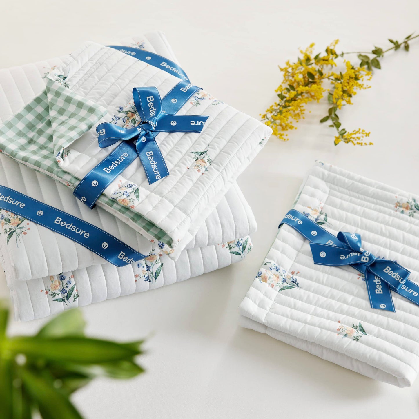 Bedsure Floral Quilt Queen Size - Reversible Botanical Floral Comforter, Spring Lightweight Bedspread Quilted Bedding, Soft Microfiber Coverlet for All Seasons (90"x96")