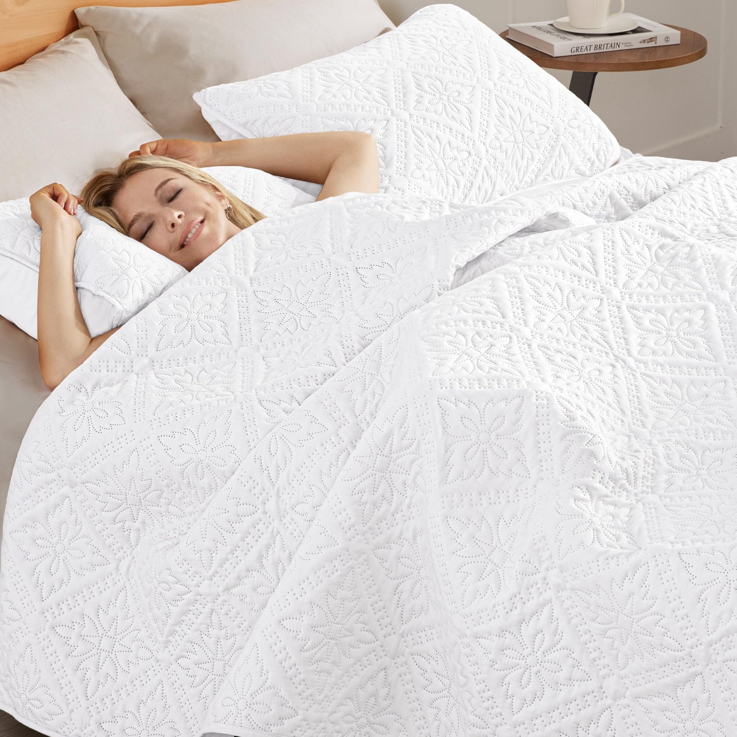 Exclusivo Mezcla King Quilt Bedding Set, Lightweight Soft Bedspreads Coverlets with 2 Pillow Shams, Modern White Oversized Quilts King Size for All Seasons