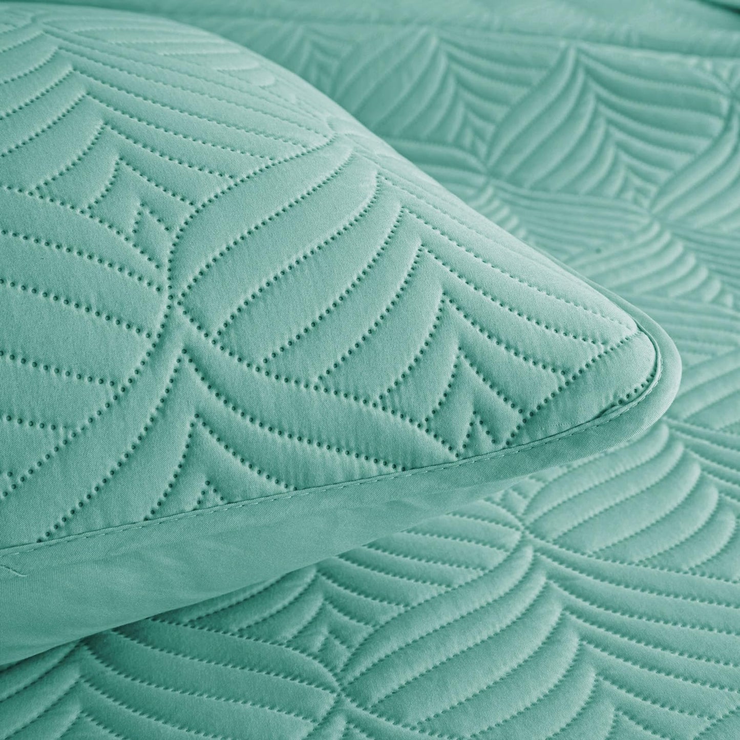 Whale Flotilla Extra Soft Full Queen Quilt Bedding Set, Lightweight Turquoise Bedspreads Quilts Queen Size with Modern Pattern, Reversible 3-Piece Coverlet with 2 Pillow Shames for All Seasons