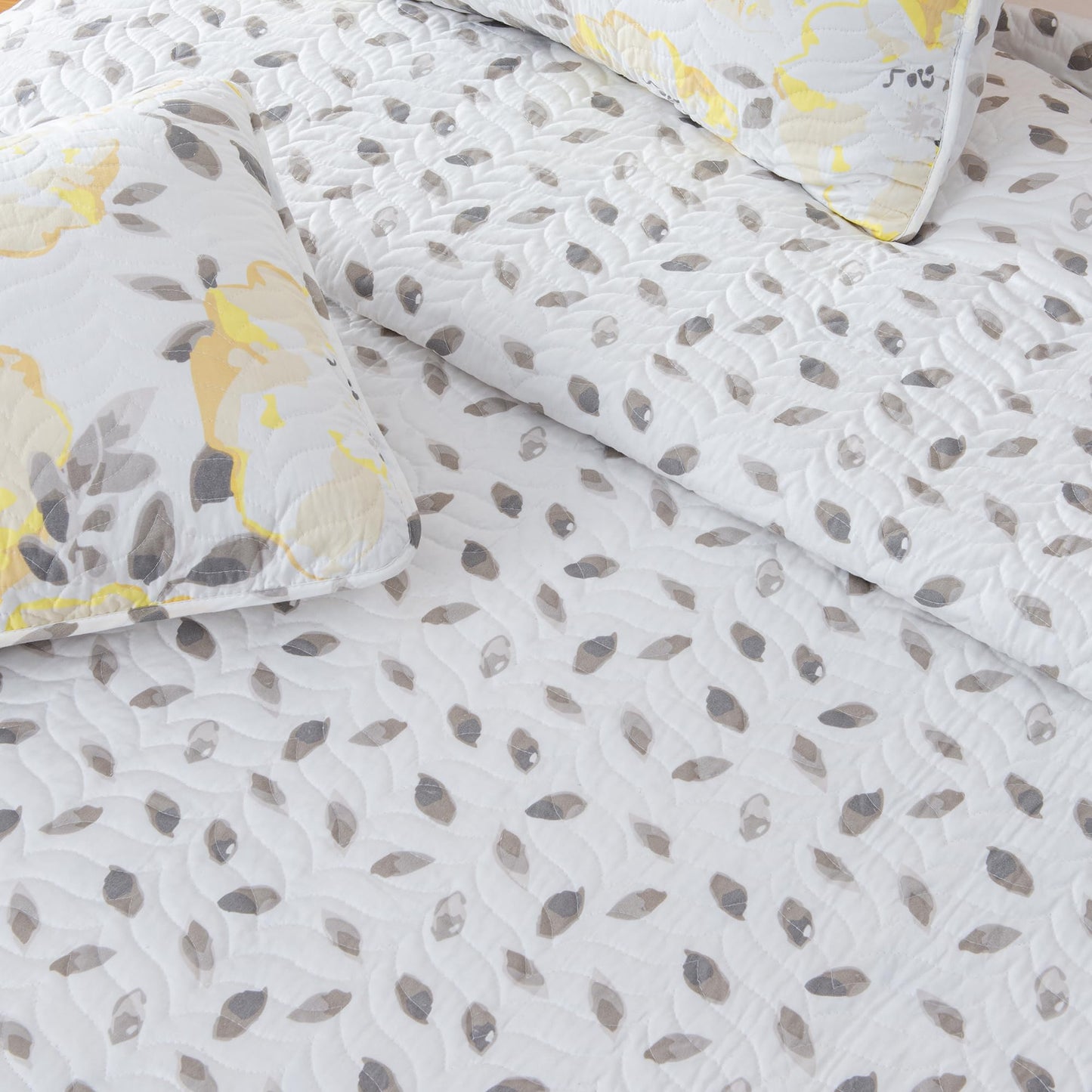 Great Bay Home Floral King Quilt Set with Shams, Yellow Floral Bedding Set, All-Season, Lightweight Bedspread. Reversible. Farmhouse Bedding. (King, Helene)