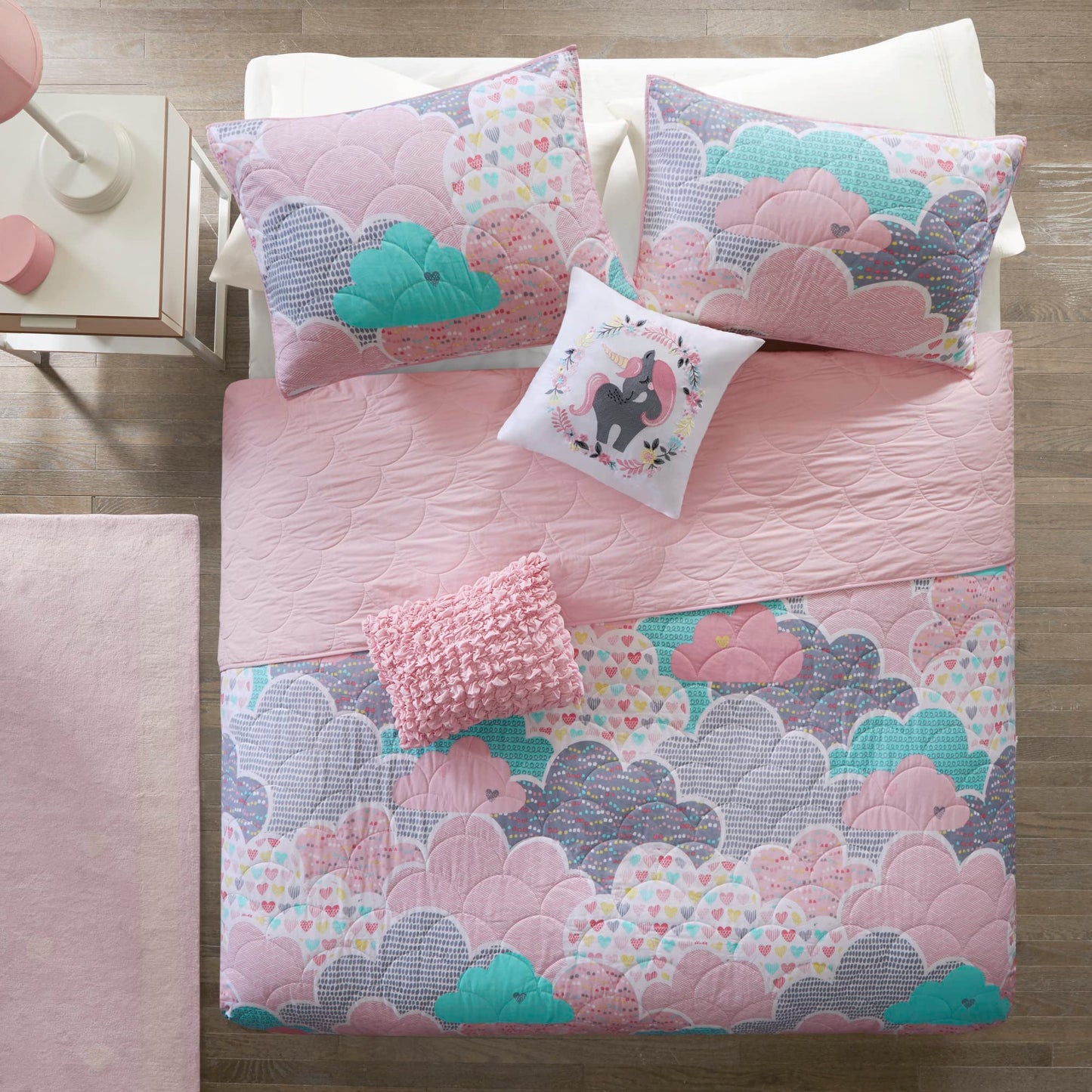 Intelligent Design Kids Reversible Cotton Quilt Set - Vibrant Fun, Playful Print, All Season Children Bedding Coverlet Bedspread, Decorative Pillow, Bedroom Décor, Full/Queen, Cloud Pink 5 Piece