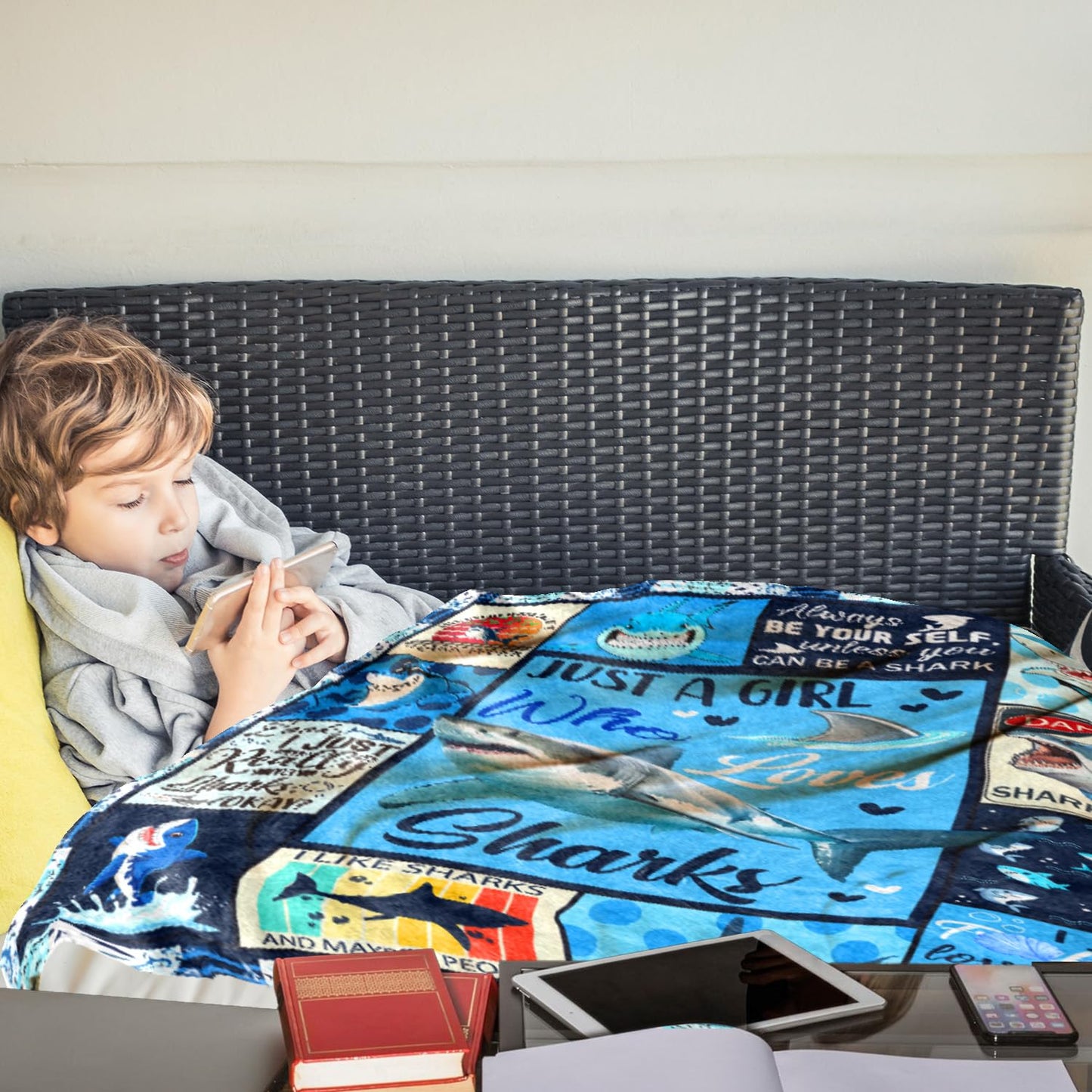 Wxiben Shark Throw Blanket Gifts - Ocean Animals Blanket Gift for Boys Girls Shark Lovers Just a Girl Who Loves Sharks Flannel Throw Blankets Gift for Bed Couch Sofa Living Room 60x50 inches