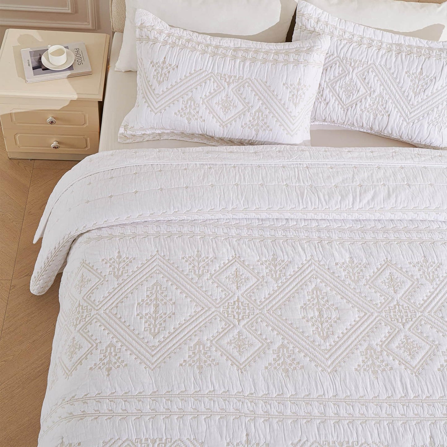 LEAONME 100% Cotton 3-Piece Quilt Set White Full Queen Size Lightweight Bedspread Coverlet 90''x98'' Soft Luxurious Golden Embroidered Bedding Set for All Seasons (1 Quilt, 2 Pillow Shams)