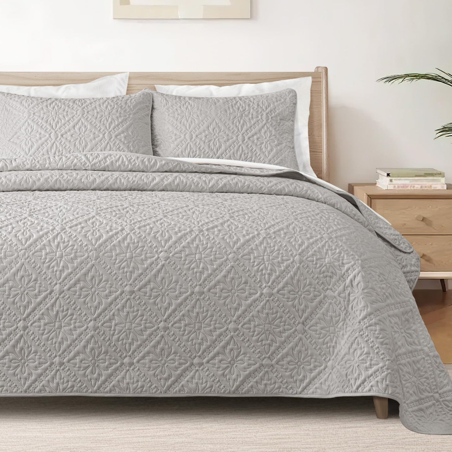 Exclusivo Mezcla King Quilt Bedding Set, Lightweight Soft Bedspreads Coverlets with 2 Pillow Shams, Modern Light Grey Oversized Quilts King Size for All Seasons