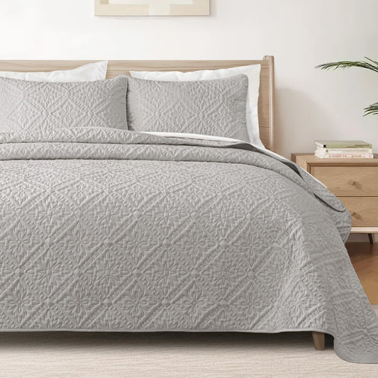 Exclusivo Mezcla King Quilt Bedding Set, Lightweight Soft Bedspreads Coverlets with 2 Pillow Shams, Modern Light Grey Oversized Quilts King Size for All Seasons