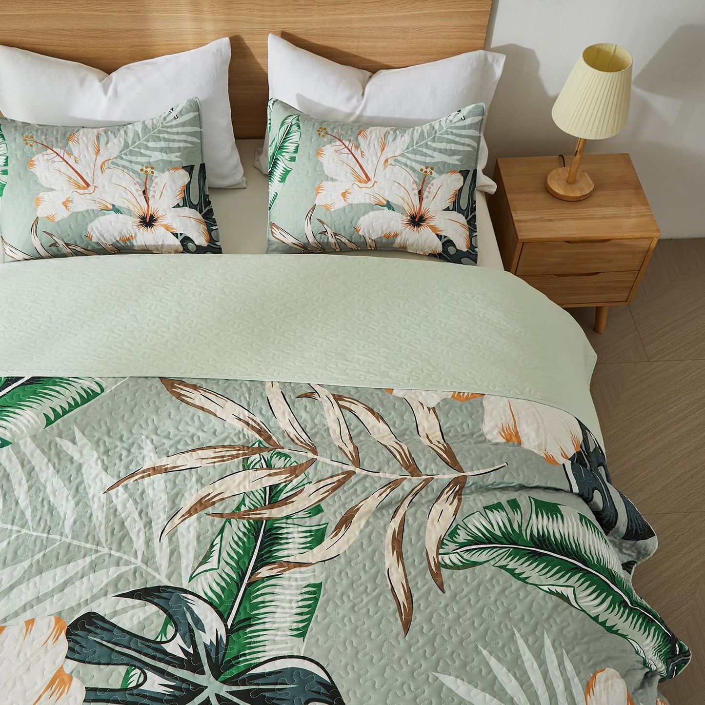 Yogeneg King Quilt Bedding Set,White Botanical Pattern Sage Green King/Cal King Quilt Set,3 Piece Lightweight Soft Summer Bedspread Coverlet with 2 PIillow Shams,All Season(Sage Green,110"x96")
