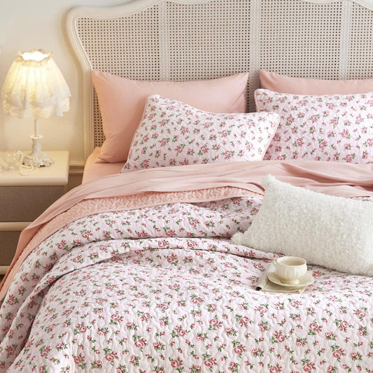 Wake In Cloud - Floral Quilt Set, Coquette Cottagecore Shabby Chic Flower Pattern for Women Teen Girls, Reversible Lightweight Bedspread Coverlet, 3 Pieces, Pink, Queen/Full Size
