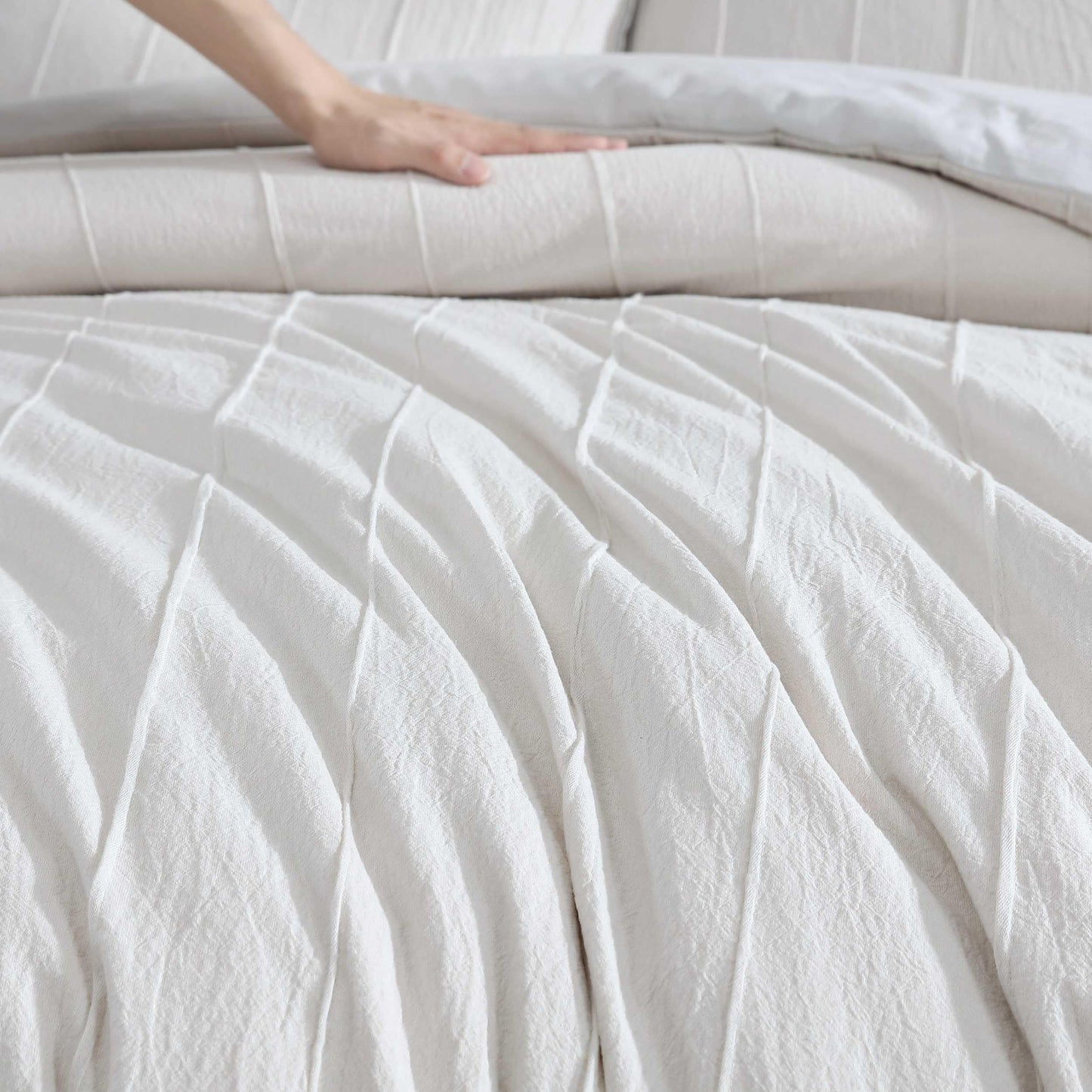 Vera Wang - King Comforter Set, Soft Cotton Bedding w/Smooth Cotton Percale Reverse, Lightweight for Year Round Comfort, 3 Piece Bed Set w/Matching Pillowcases (Woven Tucks Beige)