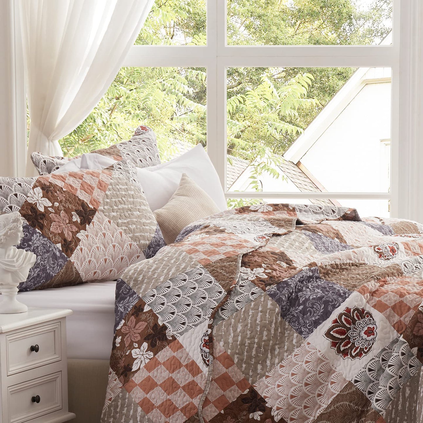 King Size Quilt Set 3 Pieces Lightweight Reversible Bedspread-98''x106'' Soft Patchwork Floral Coverlet Luxurious Warm Microfiber Bed Cover for All Seasons Brown Bedding Set(1 Quilt,2 Pillow Shams)