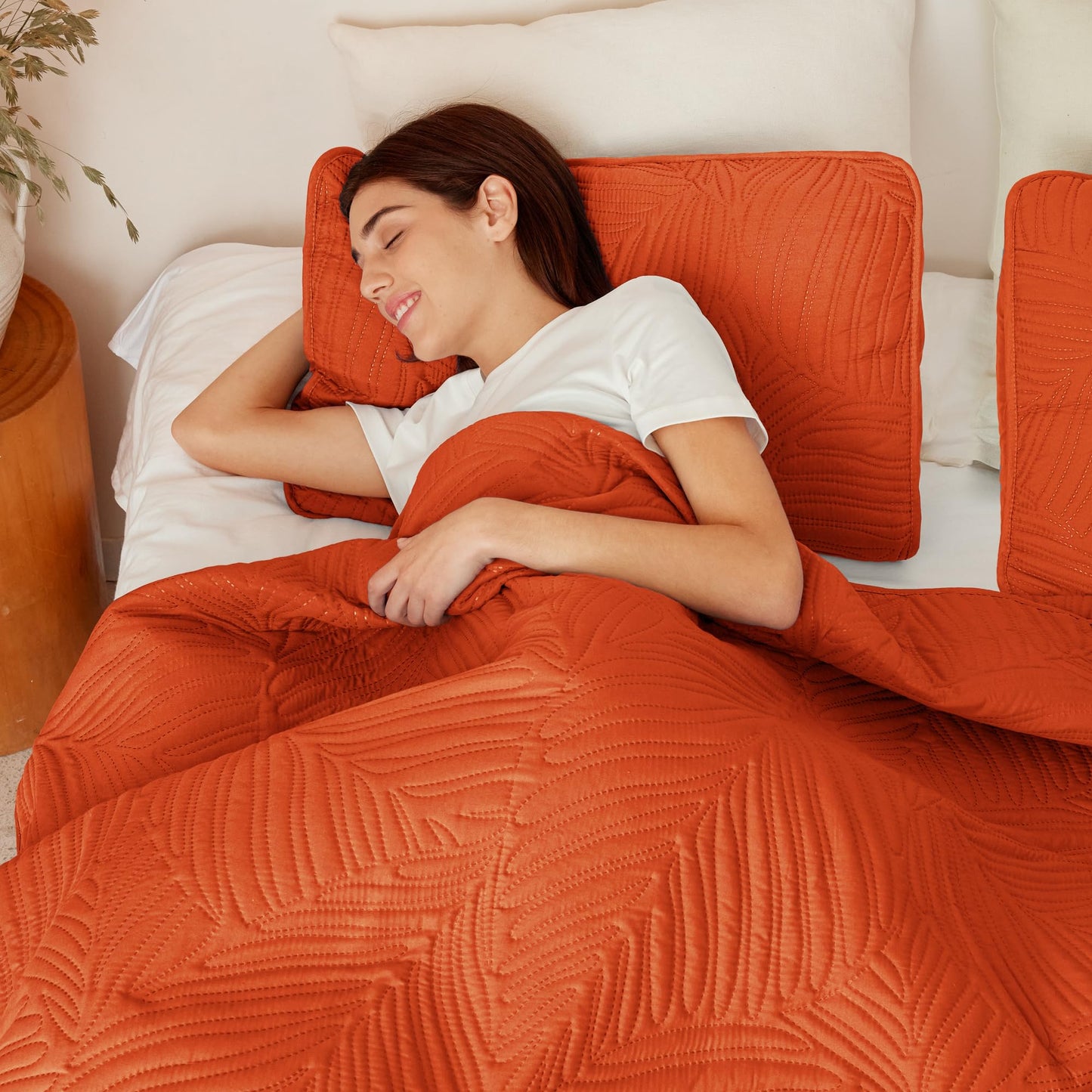 Exclusivo Mezcla Queen Quilt Bedding Set, Lightweight Burnt Orange Quilts Queen Full Size for All Seasons, Soft Microfiber Bedspreads Coverlets Bed Cover with Leaf Pattern, 3 Piece