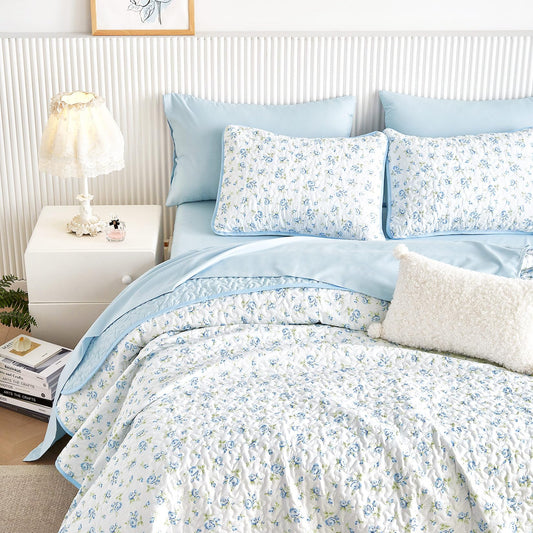 Wake In Cloud - Floral Quilt Set, Coquette Cottagecore Shabby Chic Flower Pattern for Women Teen Girls, Reversible Lightweight Bedspread Coverlet, 3 Pieces, White Blue, Queen/Full Size