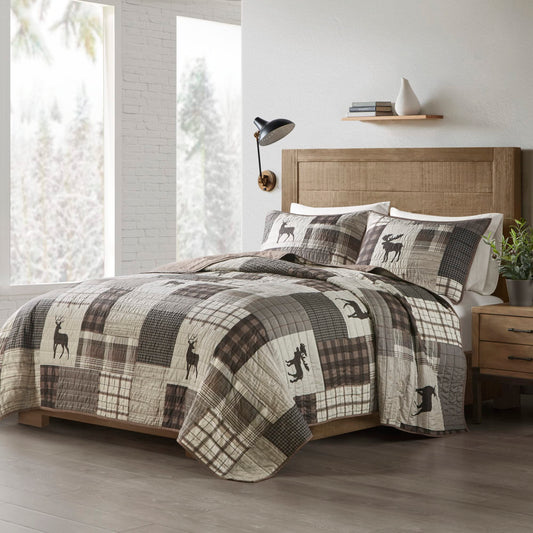 Woolrich Reversible Quilt Set - Cottage Styling Reversed to Solid Color, All Season Lightweight Coverlet, Cozy Bedding Layer, Matching Shams, Oversized King/Cal King, Woodshed Moose Brown
