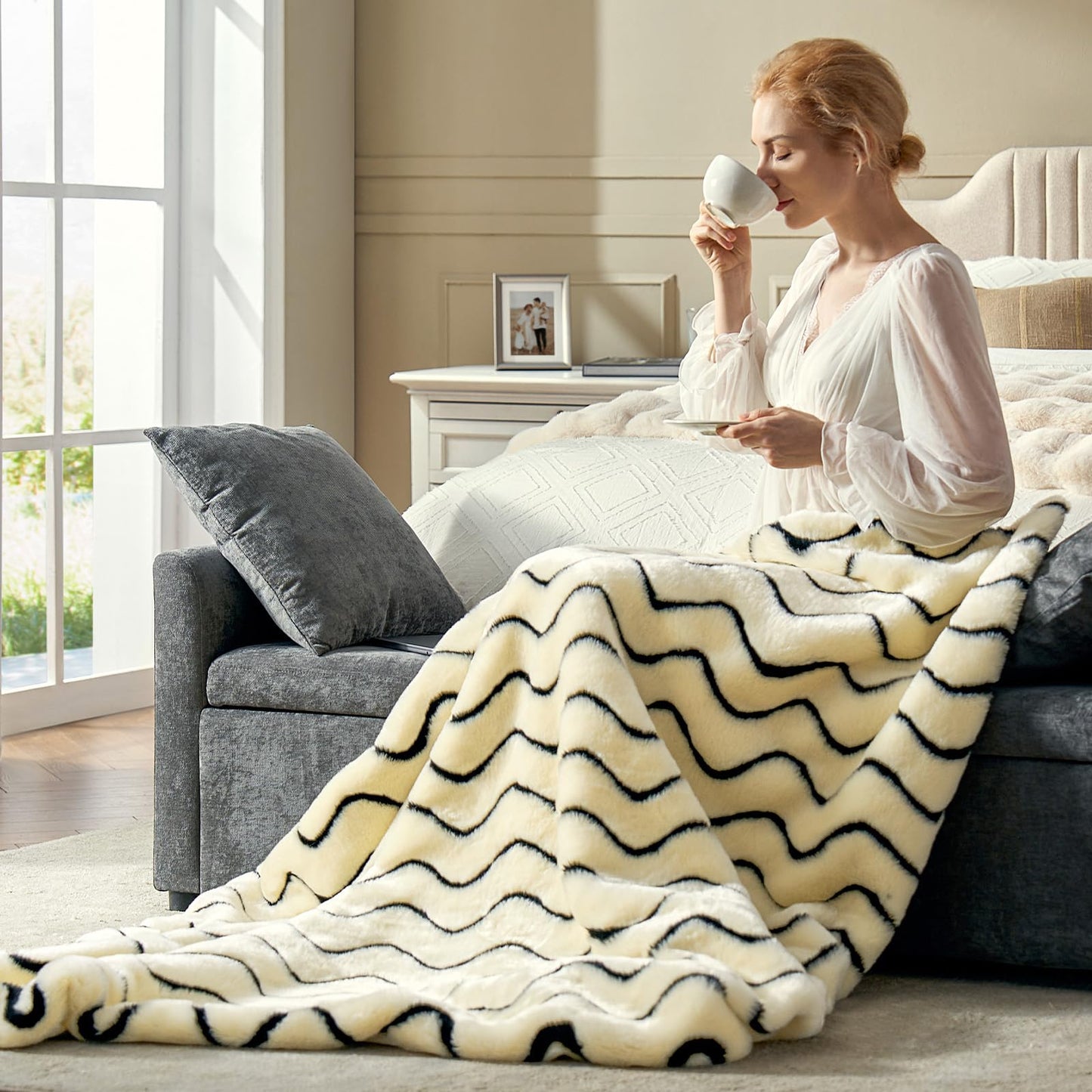 TINA'S HOME Faux Fur Throw Blanket for Couch - Luxury Fuzzy Mink Blanket, Soft Plush Winter Ripple Blanket for Bedroom Living Room 50 * 60 Inches