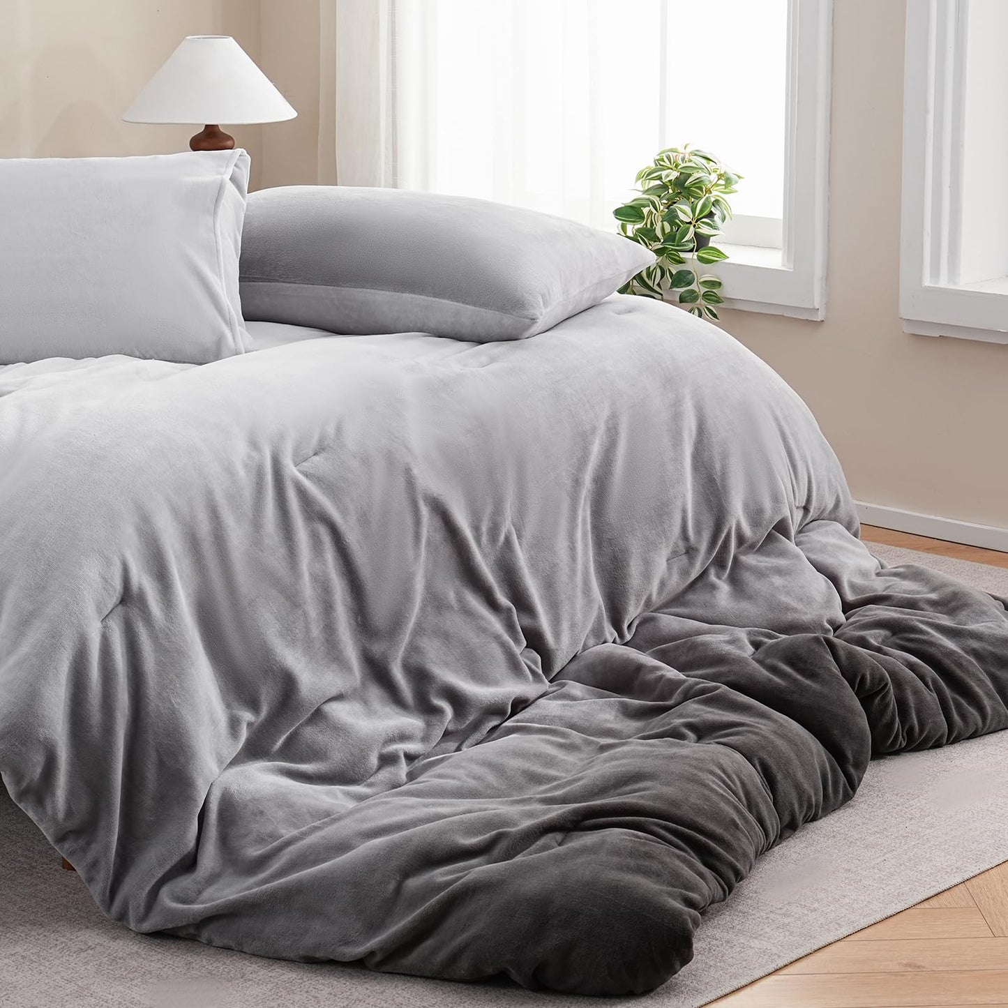 Bedbay Ombre Gray Velvety Fleece Comforter Set King Size Ultra Soft Plush Bedding Gradient Grey Thick Warm Cozy Winter Quilt Set with 2 Pillowcases Luxury Velvet Flannel Bedding Set 3 Pcs