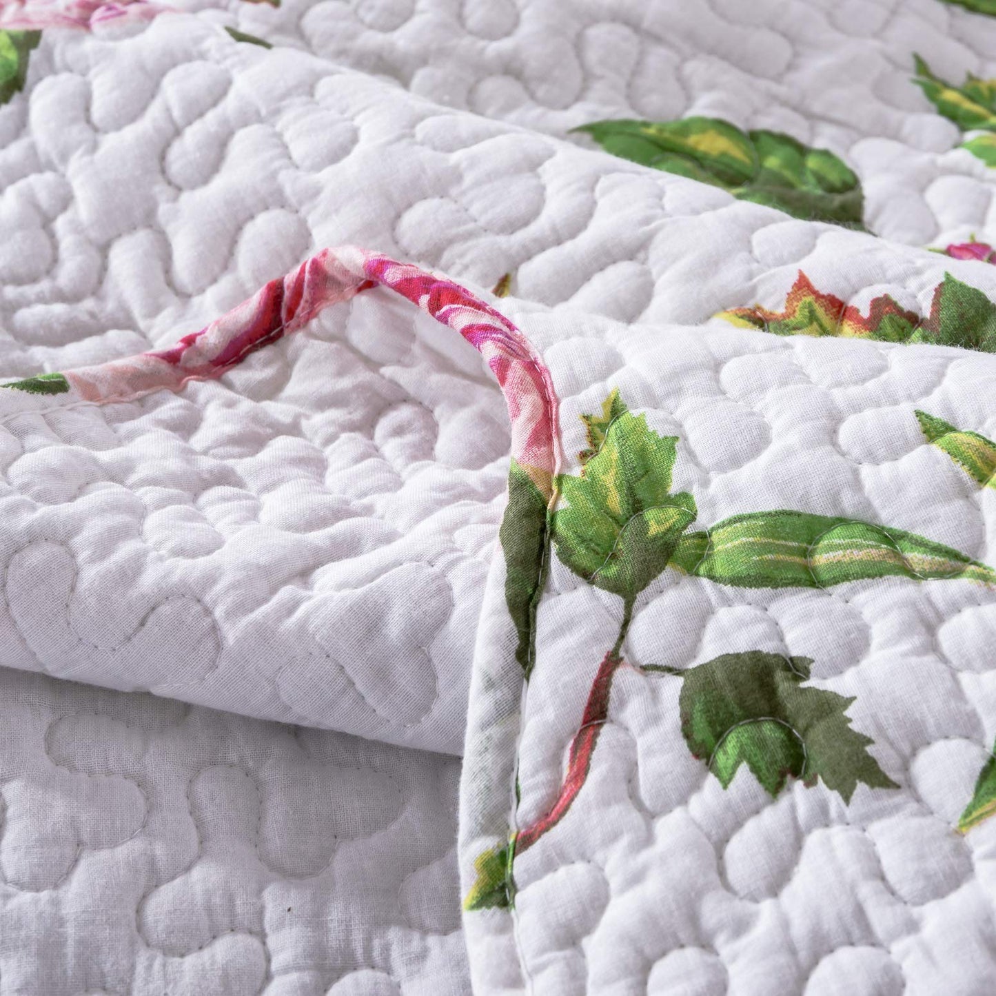 DaDa Bedding Romantic Roses Floral Bedspread Set - Lovely Spring Pink & White Scalloped Colorful Lightweight Breathable - Bright Vibrant Quilted Coverlet w/Pillow Shams - Cal King - 3-Pieces