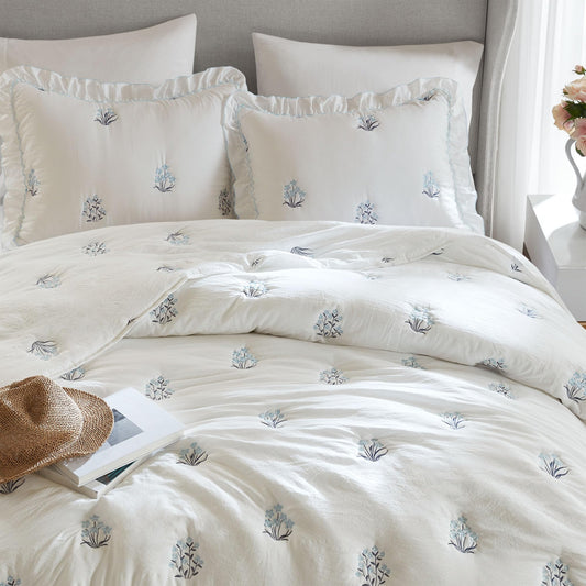 Intelligent Design Aglaia Full/Queen Blue Floral Ruffle Quilt, Modern Farmhouse Cottagecore Bedding, Ultra Soft All-Season Quilt Set with 2 Pillow Shams