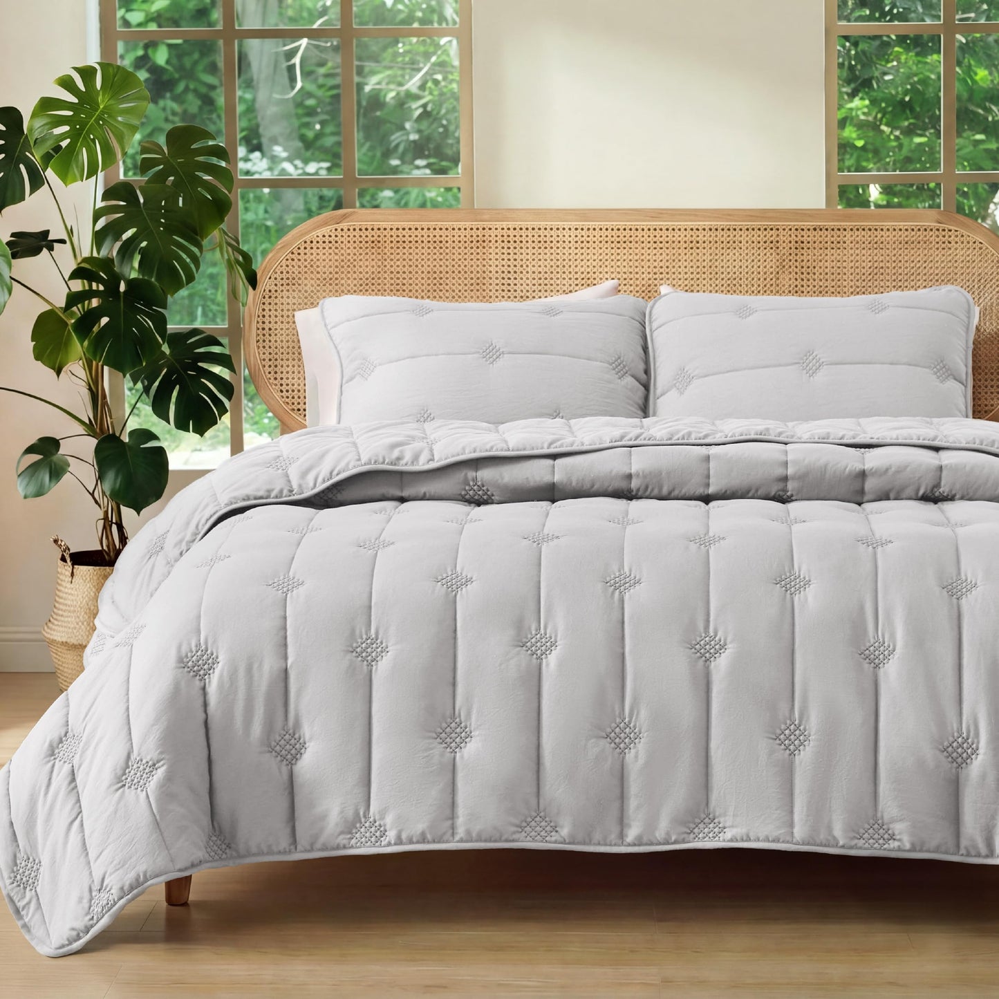 Bedsure Lightweight Comforter King Size – Extra Soft & Breathable Quilt Set, 3 Piece Prewashed Cotton-Like Polyester Bedding, Includes 1 Quilt 106x96 Inches with 2 Shams, Machine Washable, Light Grey