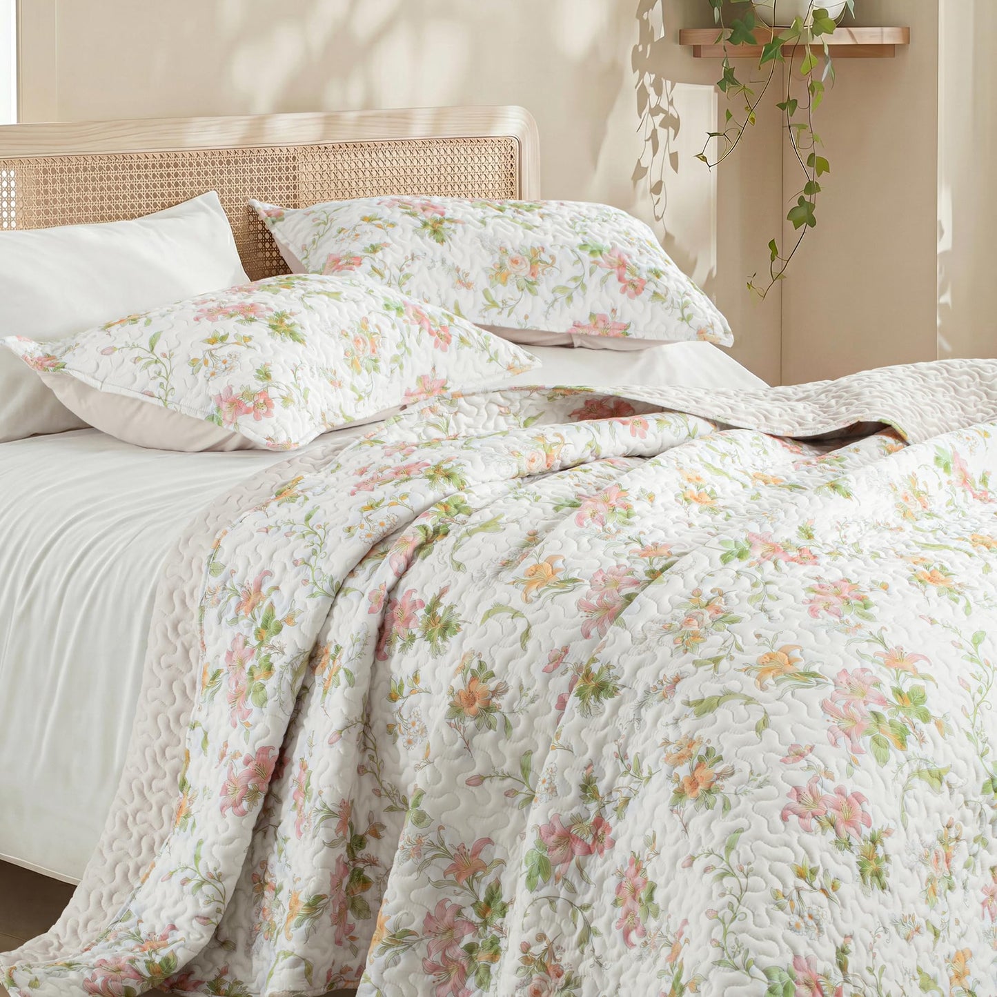 Exclusivo Mezcla Floral Quilt King Size, Faint Yellow King Size Quilt Bedding Set with Pink Lily Flowers Pattern, Reversible Lightweight Bedspreads Coverlets Bed Cover for All Seasons (104"x96")