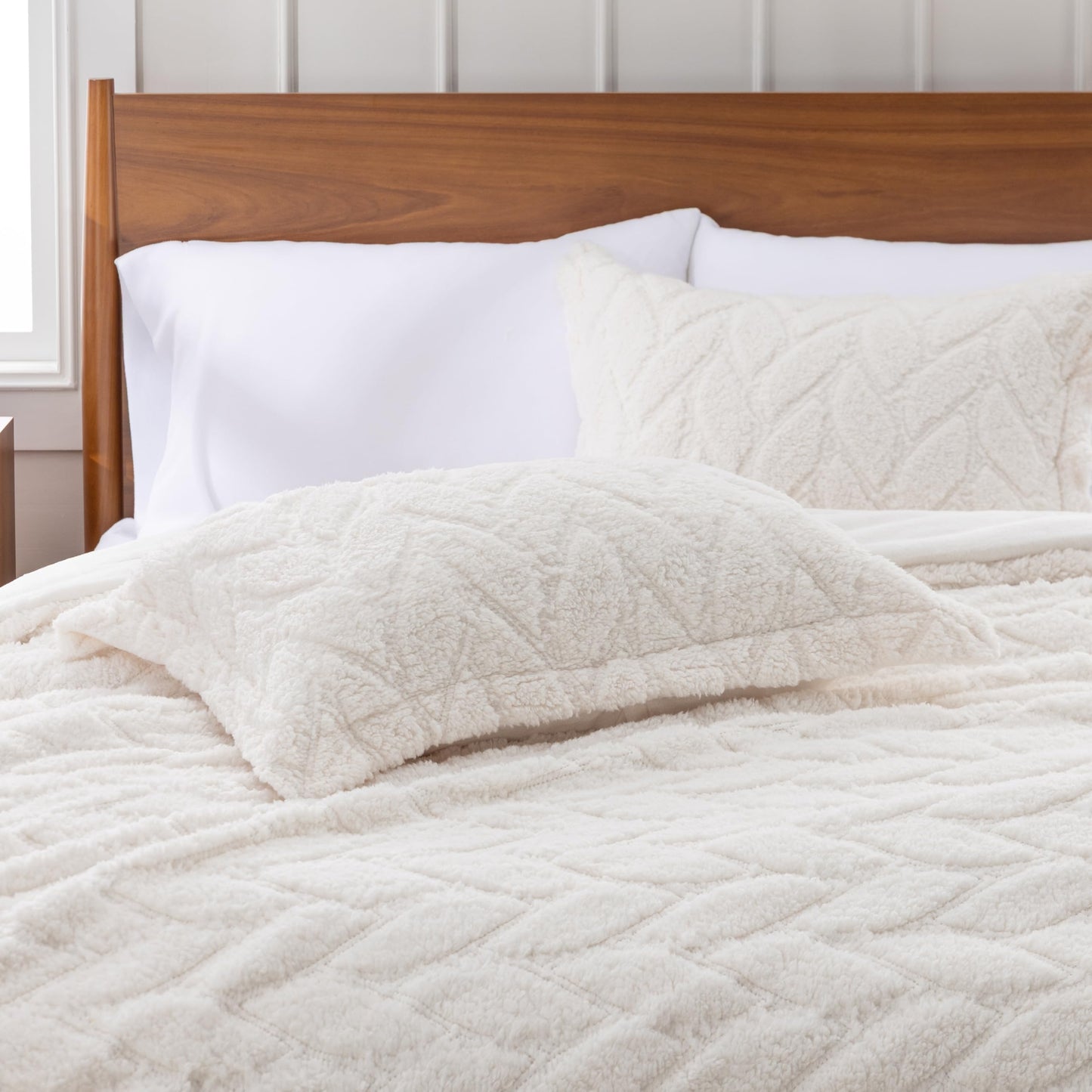 Berkshire Sherpa & Velvetloft Comforter Set Full/Queen, Luxuriously Warm Fleece Reversible Microfiber Plush Bedding Set with 1 Comforter(90"x90") and 2 Pillow Shams(24"x30"), Sour Cream
