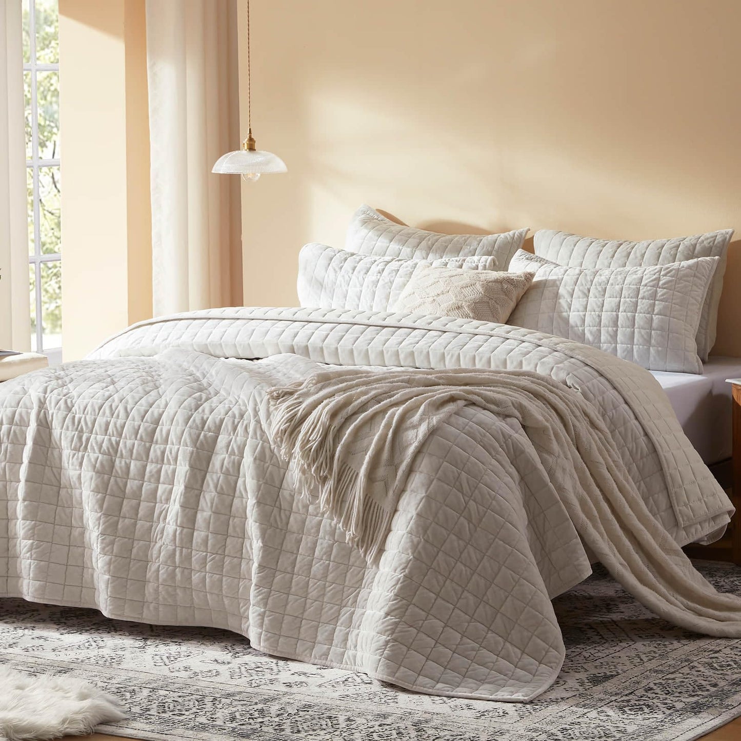 LEAONME Velvet Quilt California King-118''x106'', Lightweight White Velvet Comforter Set with 2 Pillow Shams, Soft Oversized Bedspread Coverlet Quilted Bedding Set for All Season