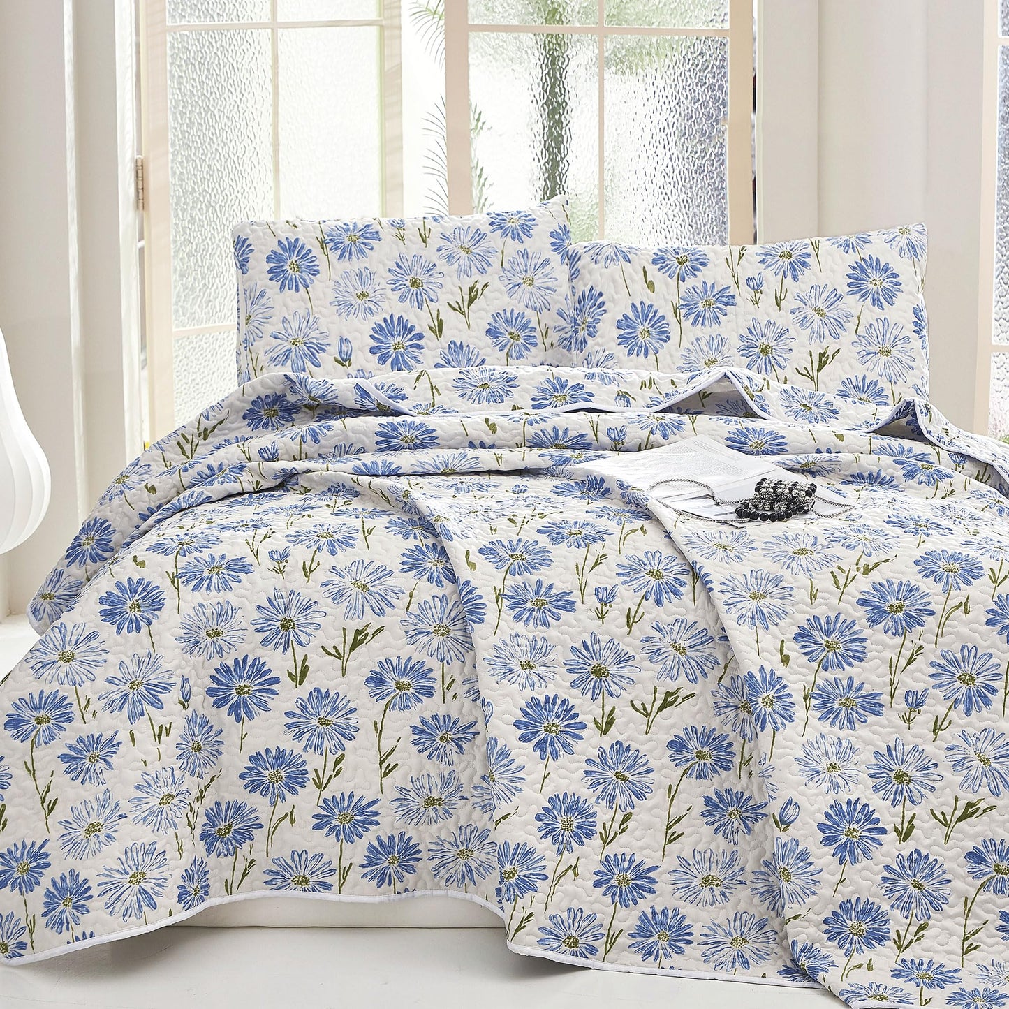 WHWODIDE Boho Floral Quilt Set King Lightweight Microfiber Bedspread Coverlet, Soft All Season Bedding with 2 Pillow Shams, Vintage Botanical Daisy Blue Flower Pattern (Daisy Blue, King)