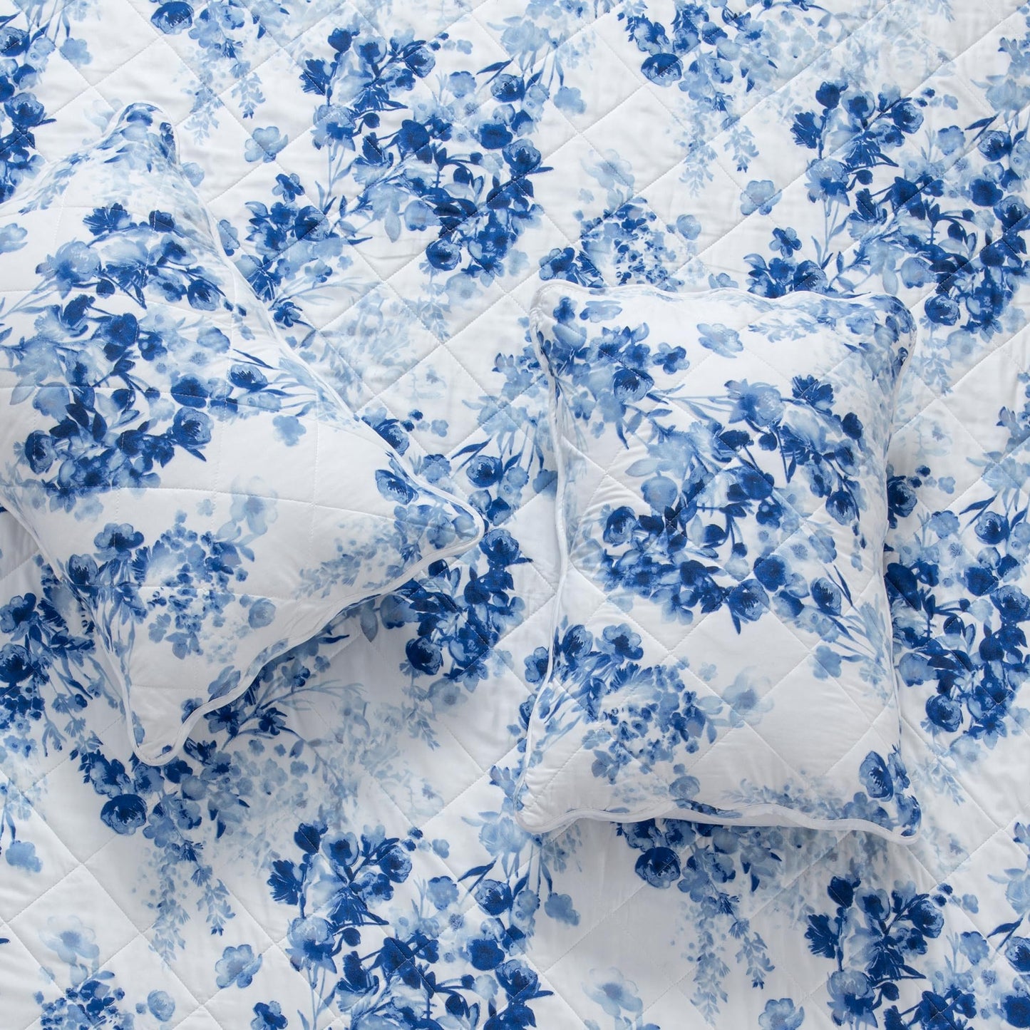 Great Bay Home Floral Full/Queen Quilt Set with Shams, Blue Floral Bedding Set, All-Season, Lightweight Bedspread. Reversible, Farmhouse Bedding. (Full/Queen, Jacqueline)