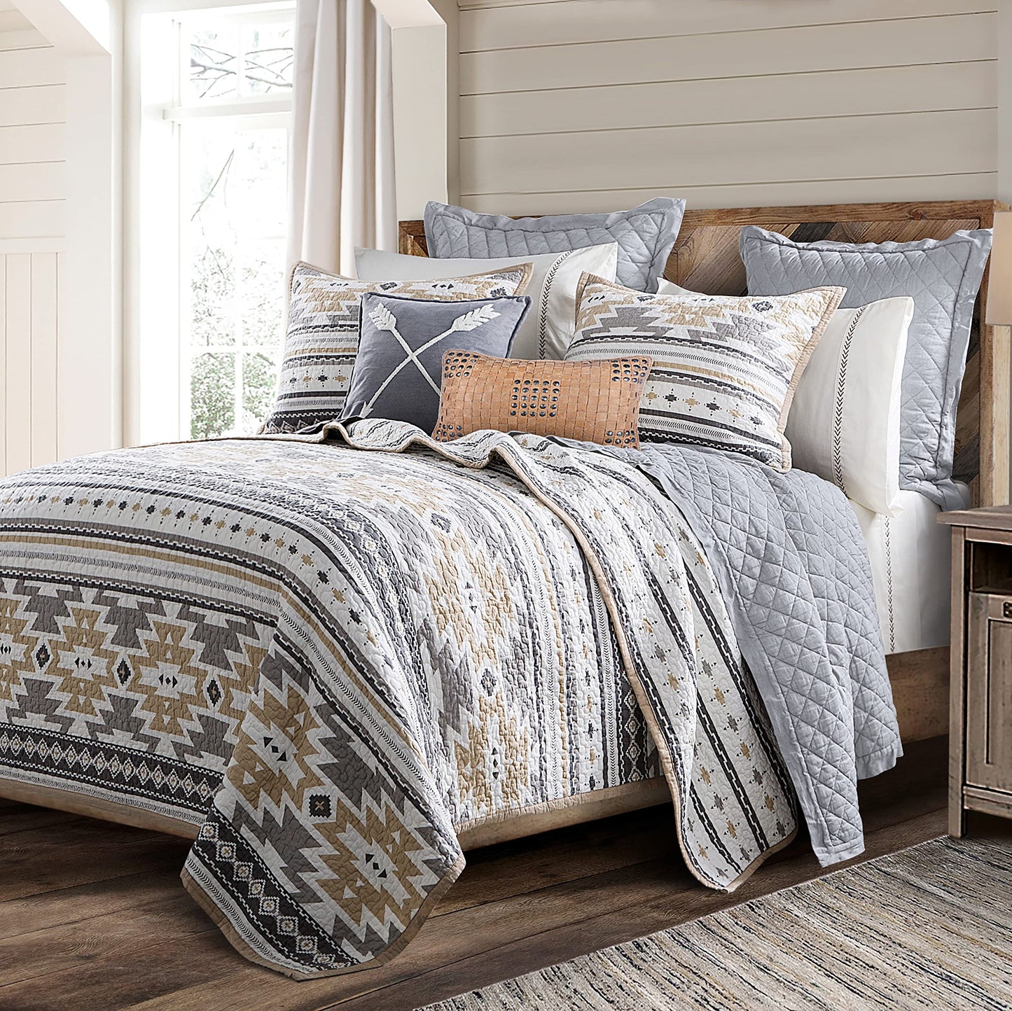 Paseo Road Desert Sage King Quilt Set, 3 Piece Rustic Western Bedding Set with Pillow Sham, Lightweight Reversible Cotton Quilt with Southwestern Aztec Pattern, Soft Breathable Cozy Boho Bedding