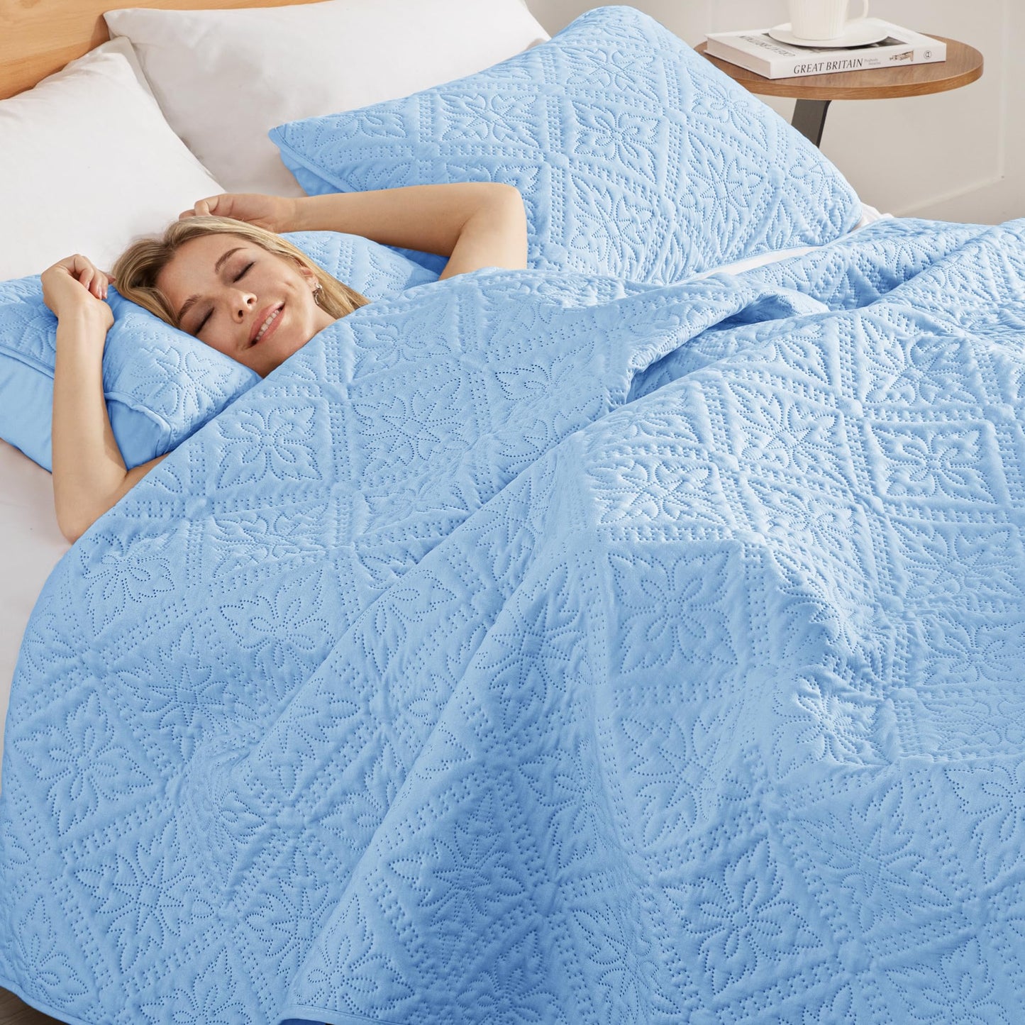 Exclusivo Mezcla King Quilt Bedding Set, Lightweight Soft Bedspreads Coverlets with 2 Pillow Shams, Modern Light Blue Oversized Quilts King Size for All Seasons