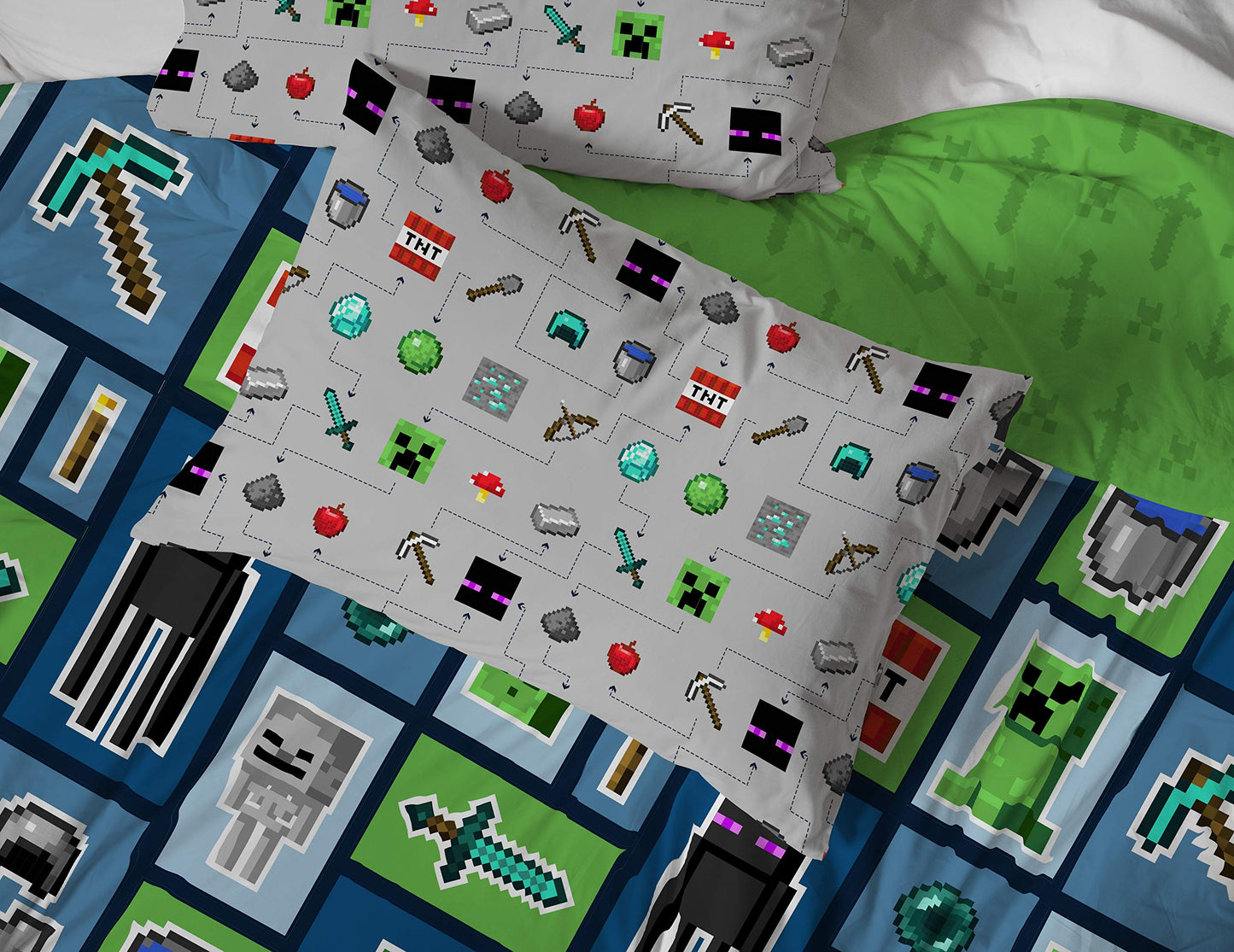 Jay Franco Minecraft Monster Hunters 5 Piece Full Bed Set - Includes Reversible Comforter & Sheet Set - Bedding Features Creeper - Super Soft Fade Resistant Microfiber (Official Minecraft Product)