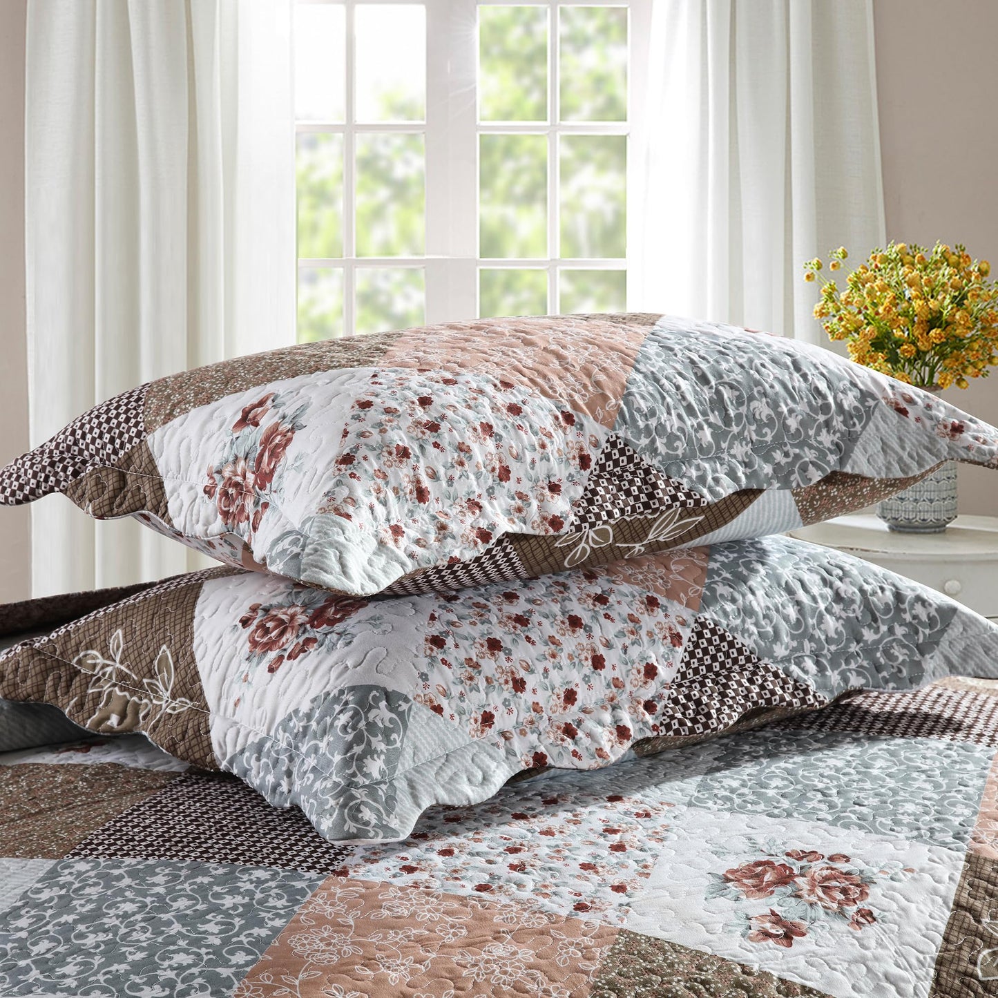 Etwel Lightweight Patchwork Queen Size Quilt Set - Breathable Reversible Cotton Bedspread for Hot Sleepers, Farmhouse Floral Bedding Set with 2 Pillow Shams for All Season (90"x98", Brown Flower)