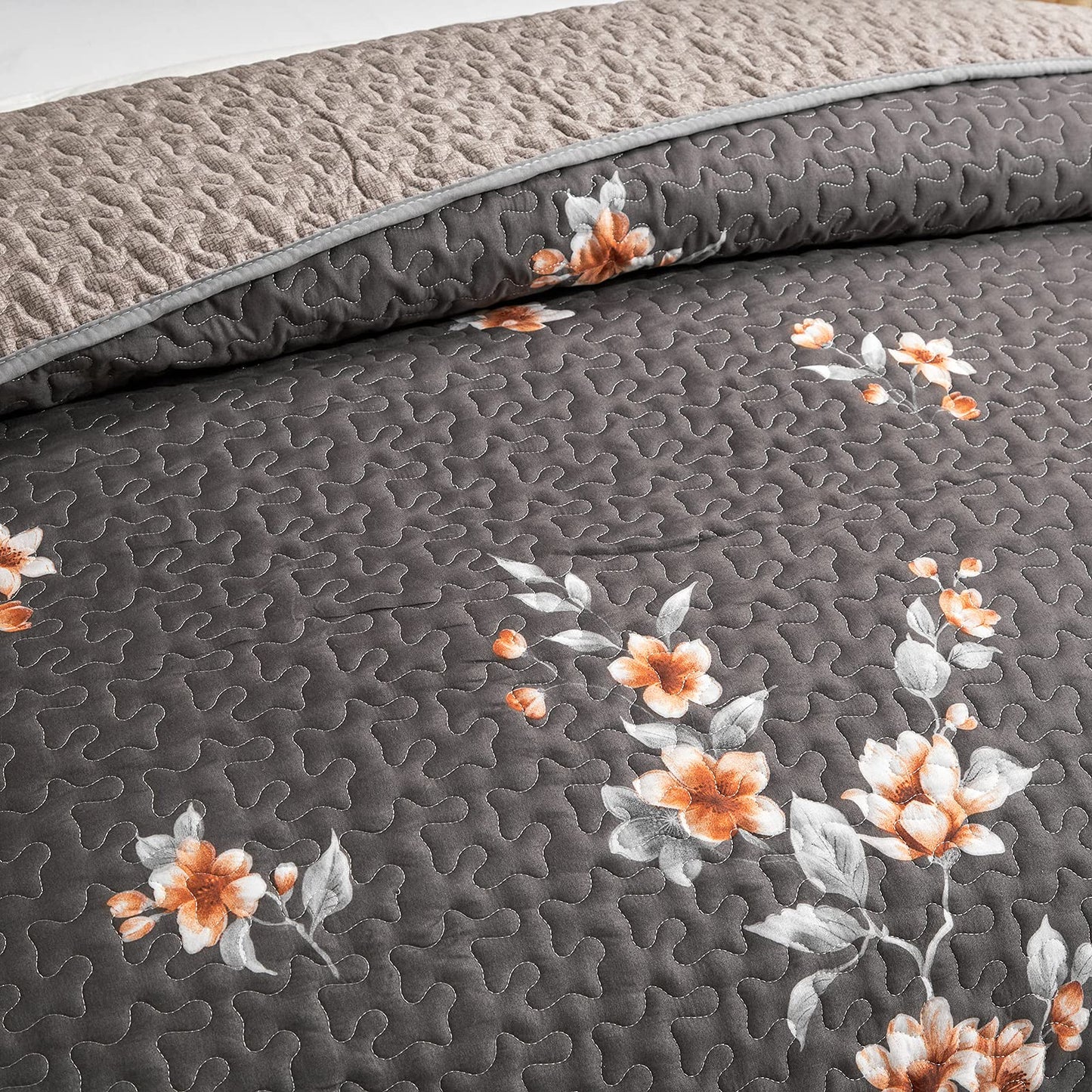 Flysheep 3 Pieces Quilt Set Full/Queen Size, Dark Gray Floral Reversible Bedspread Coverlet Set, Soft Microfiber Lightweight Bed Cover for All Season (90" x 90", 1 Quilt+ 2 Pillow Shams)