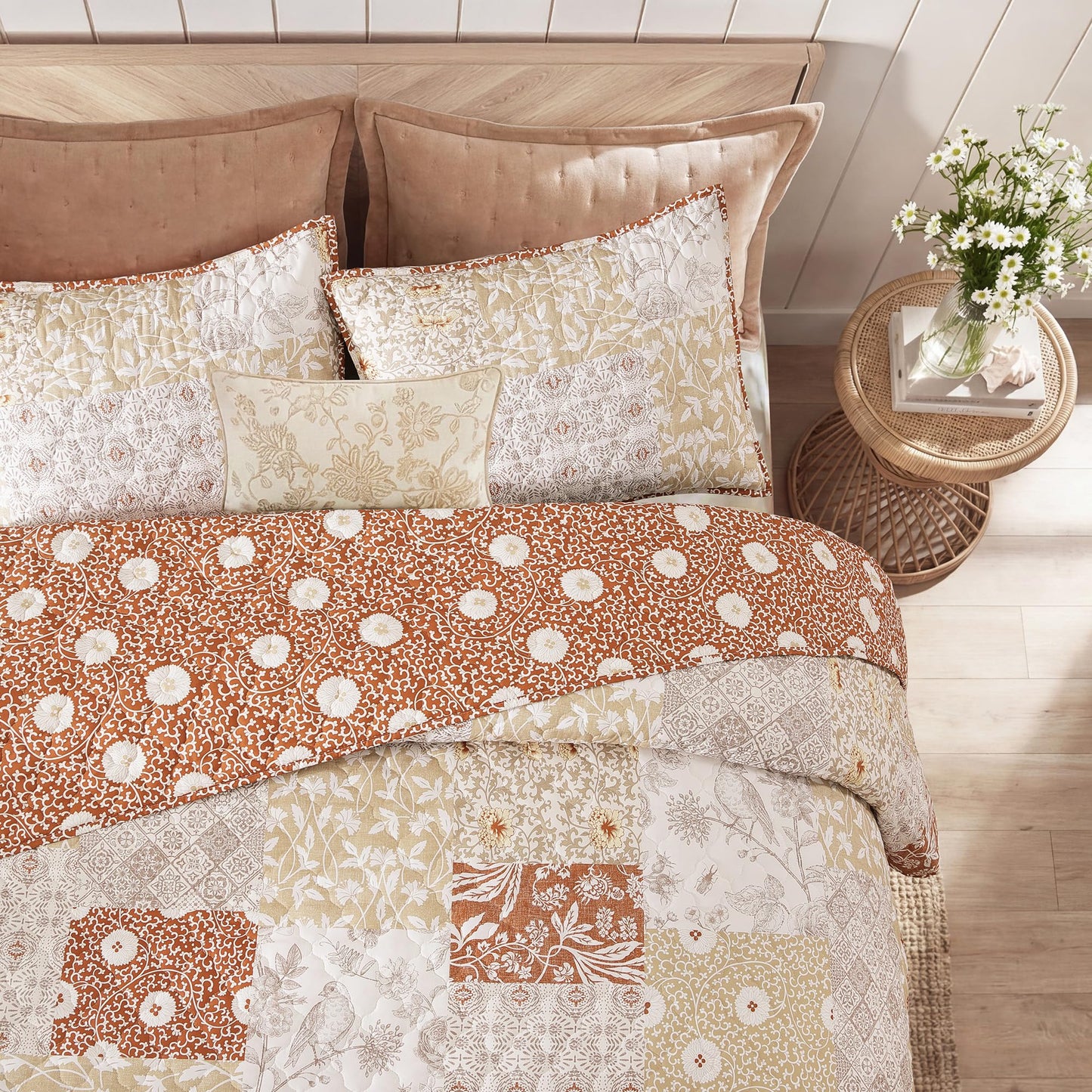 BLOOMHAVEN Quilt Set Queen Size, Patchwork Terracotta Floral Quilt Sets, Reversible Bedspread Lightweight and Breathable for All Seasons, Soft Quilted Bedspread with 2 Pillow Shams