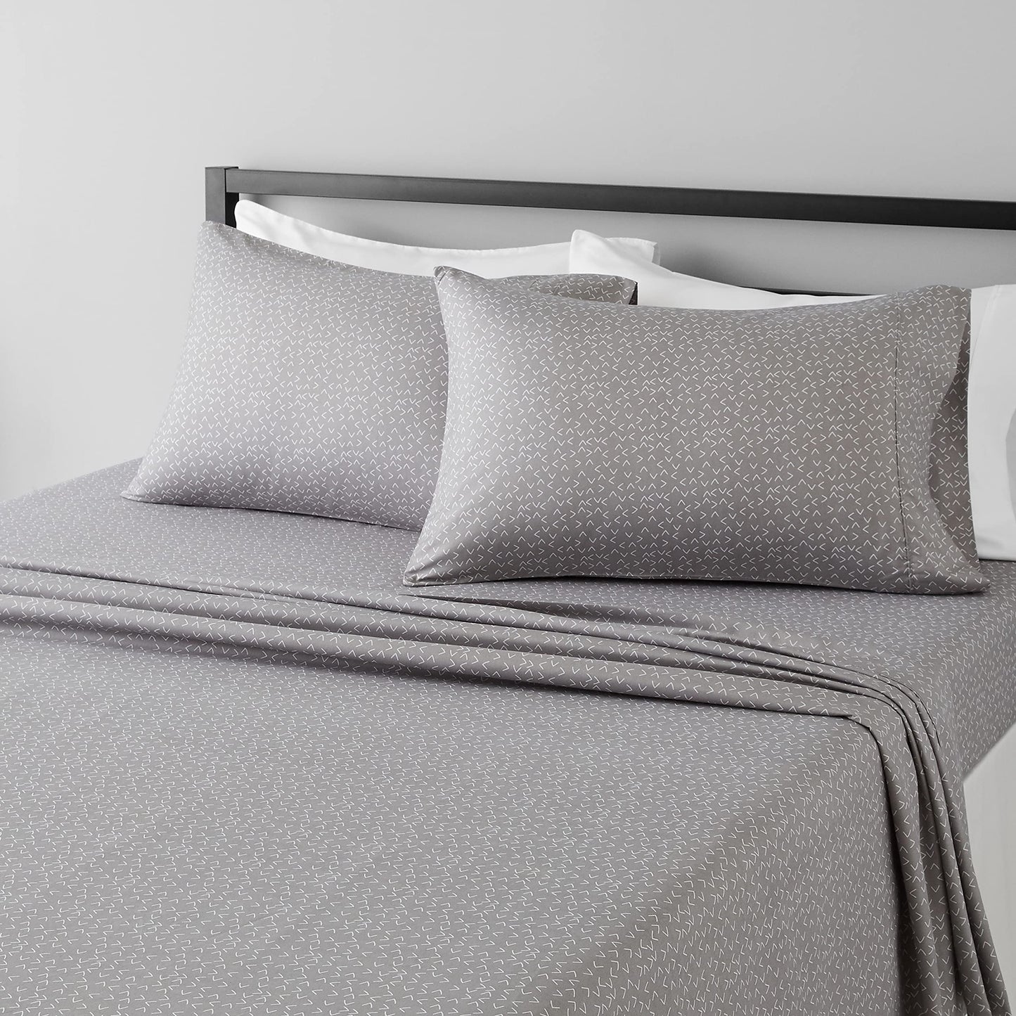 Amazon Basics Lightweight Wrinkle Free, Breathable Brushed Microfiber 4-Piece Bed Sheet Set with 14-Inch Deep Pockets, Full, Gray Arrows, Geometric