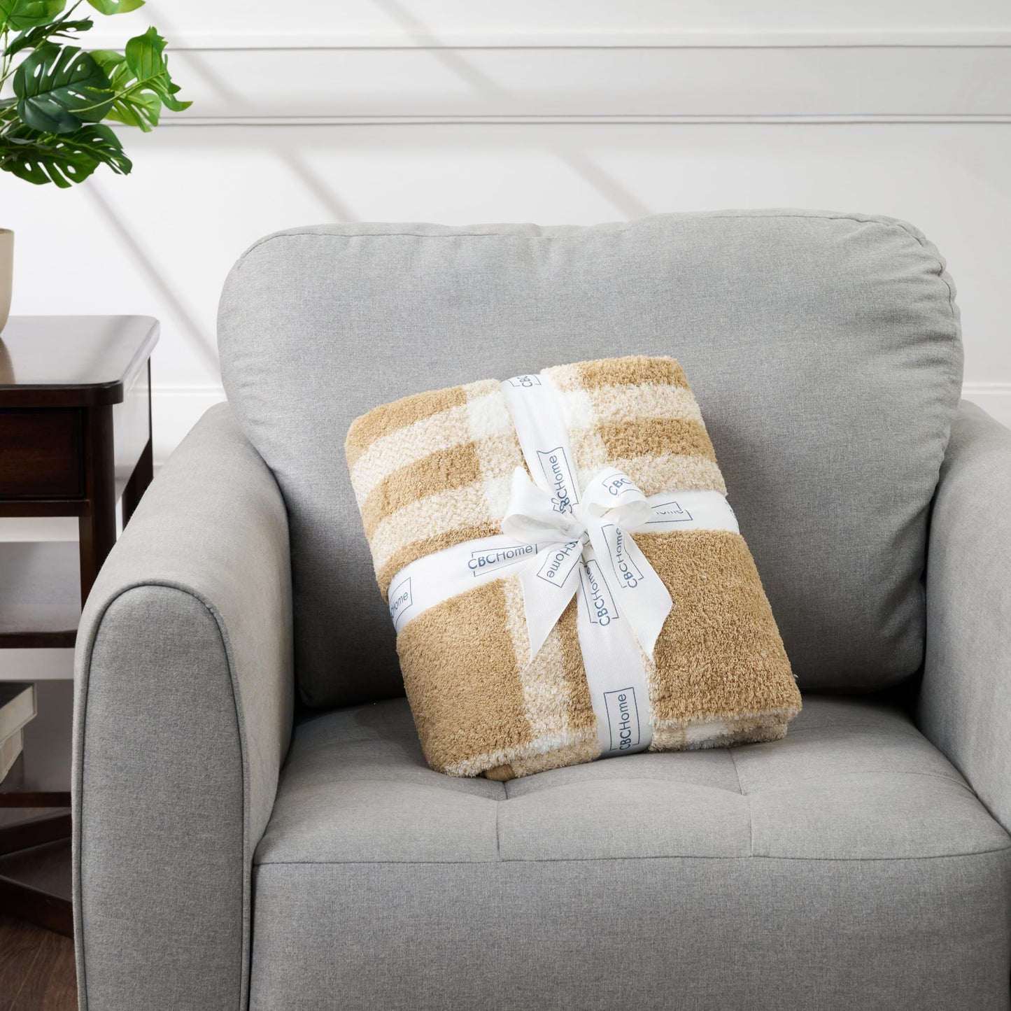 CBCHome Reversible Soft Sherpa Throw Blanket - Cute and Cozy Thick Throw for Couch, Warm Gifts for Women (Tan and Black Plaid, 50" x60")