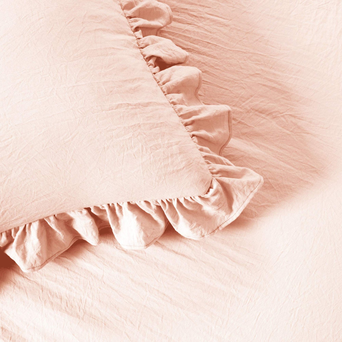 Lush Decor Ruffle Skirt Bedspread Set - 3-Piece Luxurious Farmhouse Bedding - Elegant Ruffle Detail - Timeless Style - Soft Lightweight Sheets - King, Blush