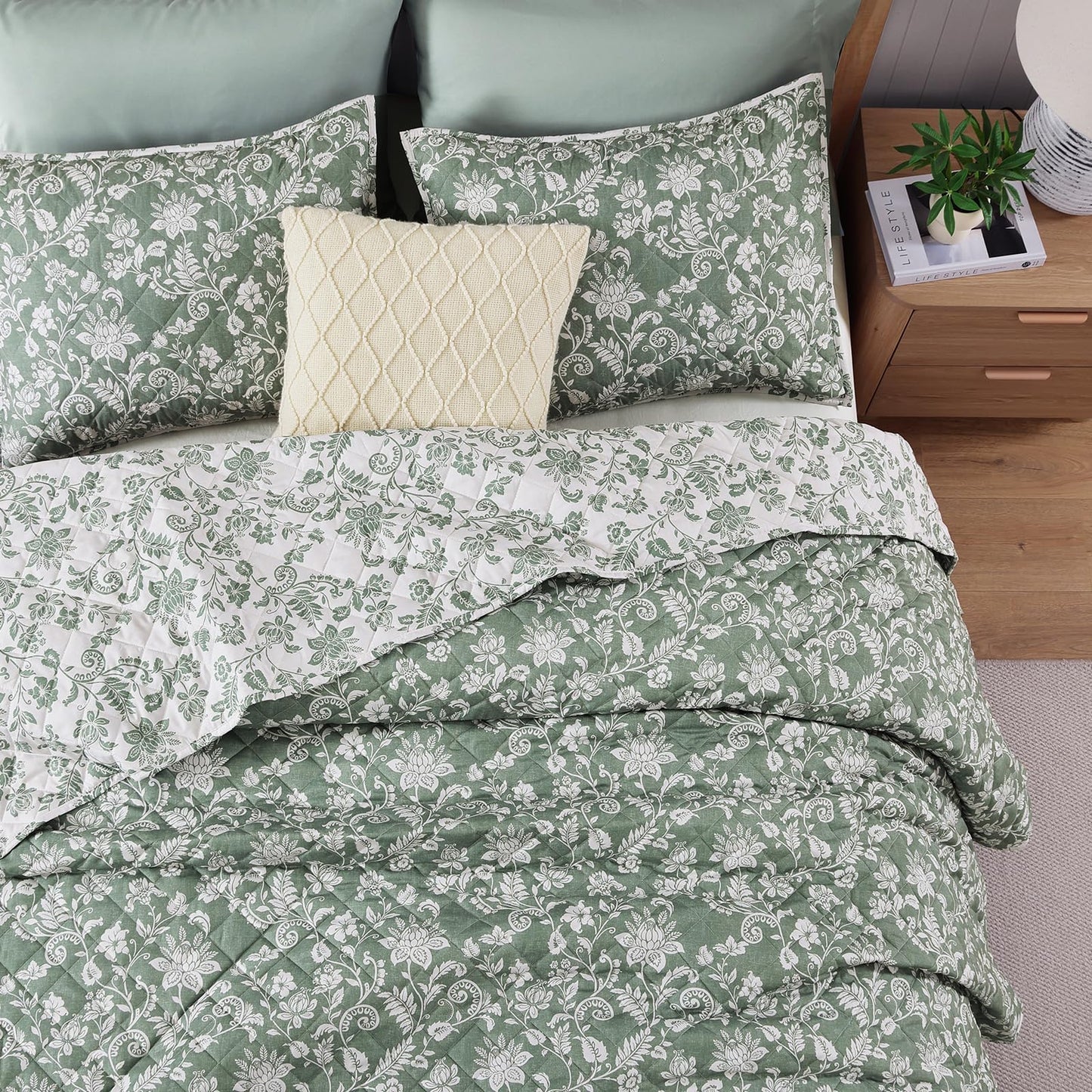 BLOOMHAVEN Quilt Set Queen Size, Green Floral Quilt Sets, Reversible Bedspread Lightweight and Breathable for All Seasons, Soft Quilted Bedspread with 2 Pillow Shams