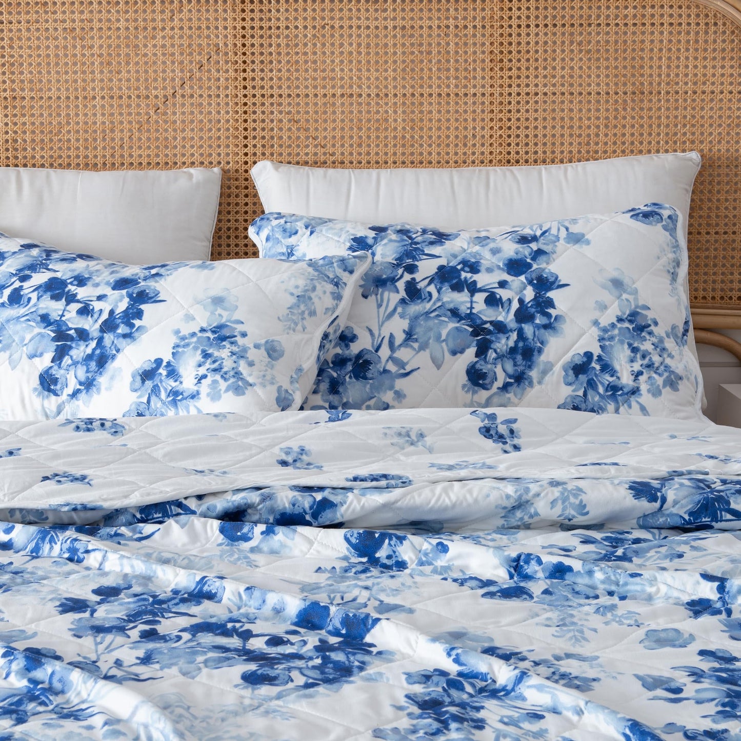 Great Bay Home Floral Twin/Twin XL Quilt Set with Shams, Blue Floral Bedding Set, All-Season, Lightweight Bedspread. Reversible, Farmhouse Bedding. (Twin/Twin XL, Jacqueline)