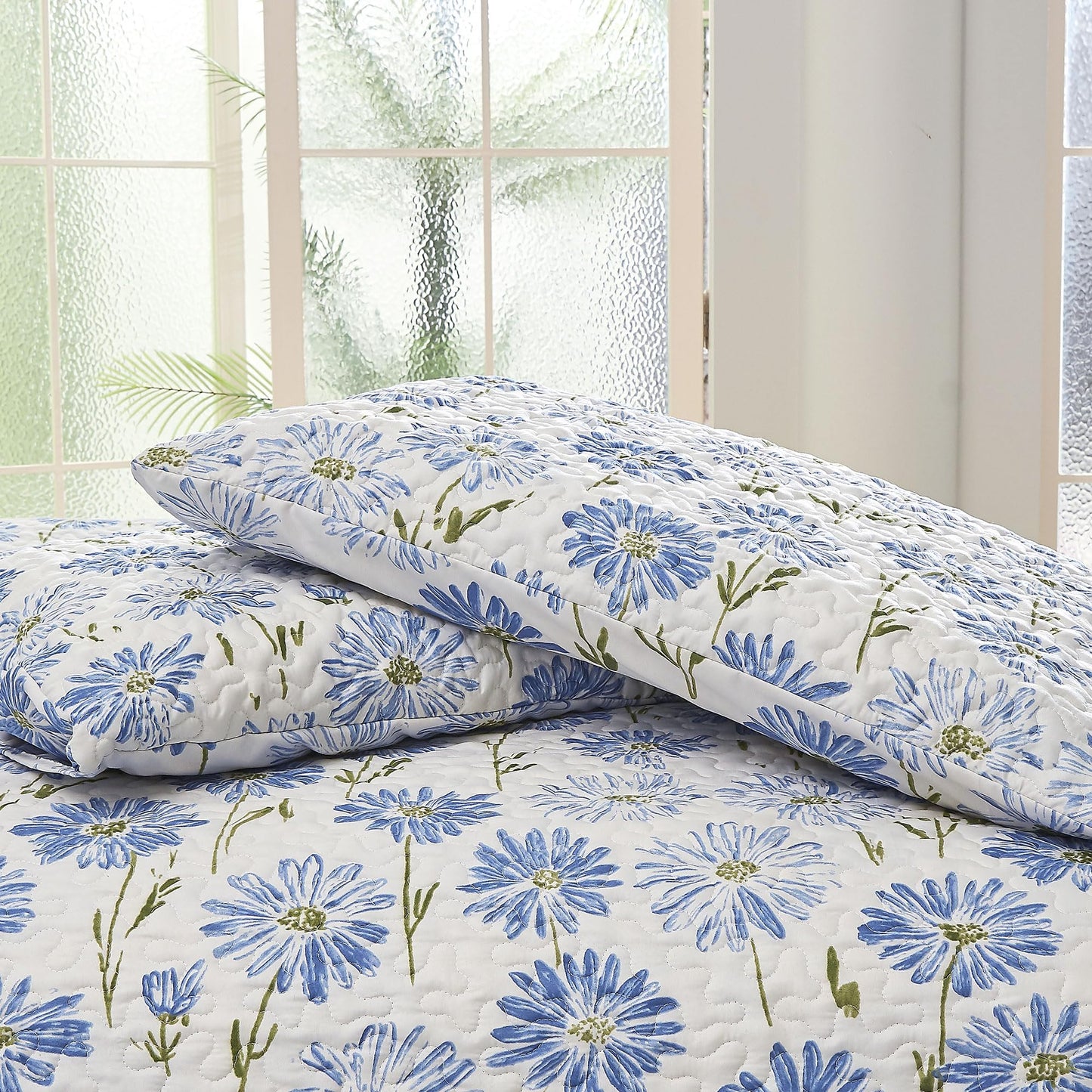 WHWODIDE Boho Floral Quilt Set King Lightweight Microfiber Bedspread Coverlet, Soft All Season Bedding with 2 Pillow Shams, Vintage Botanical Daisy Blue Flower Pattern (Daisy Blue, King)