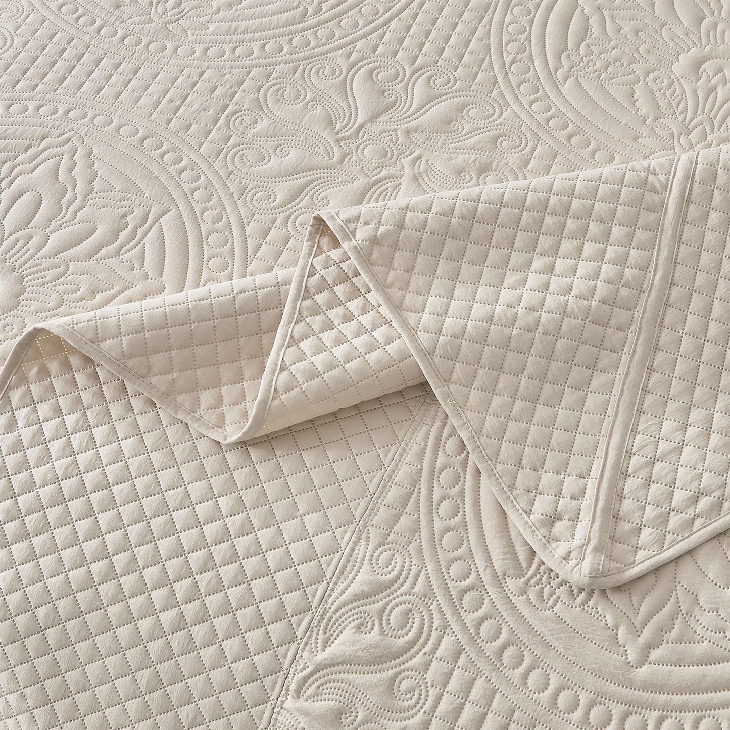 Qucover Oversized King Quilt Bedspread 132x 120, Extra Wide Alaska King Quilt, 3 Piece Soft Microfiber Lightweight Super King Quilts Set, Vintage Persian Pattern, with Pillow Shams, Beige