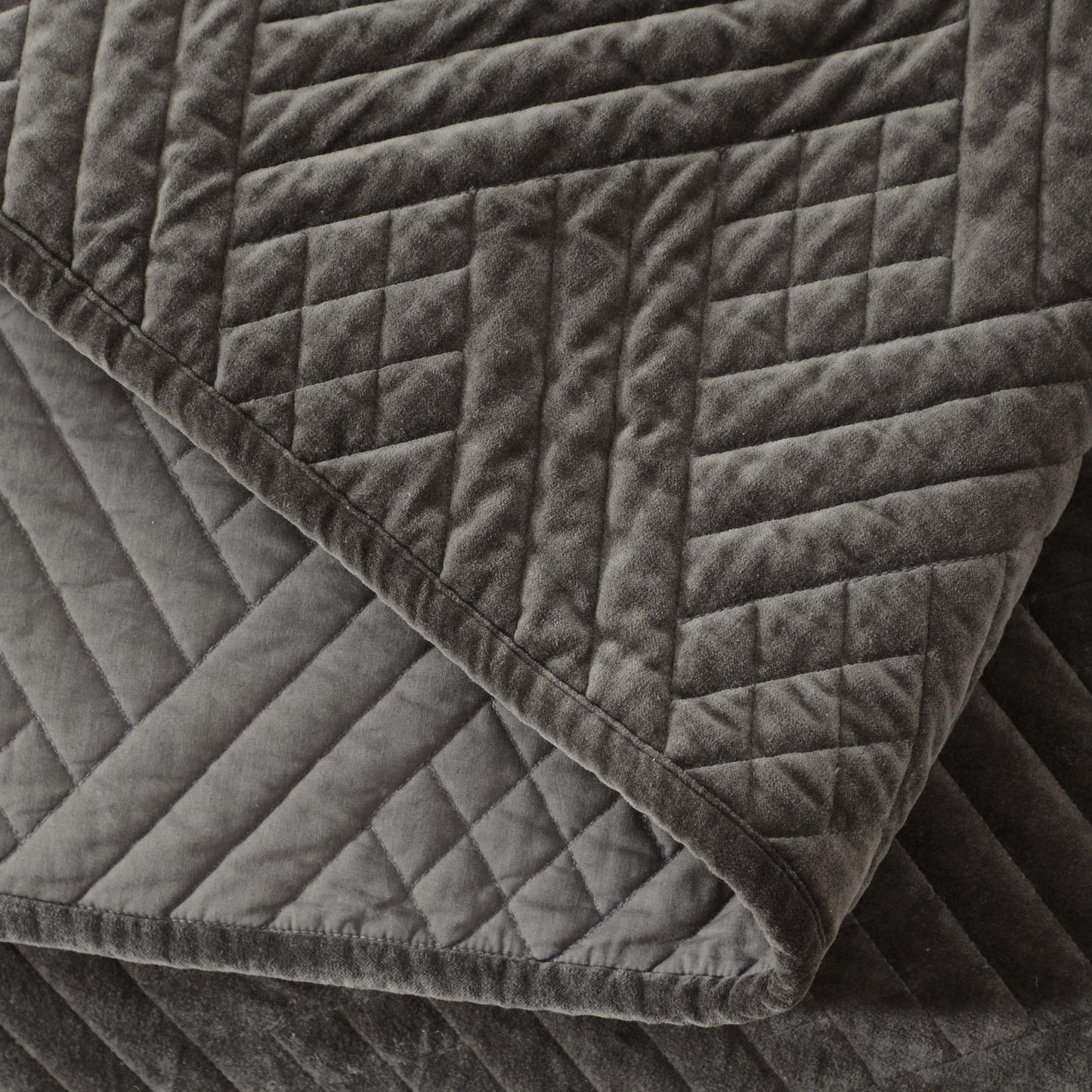Superior 100% Cotton Velvet 3-Piece Quilt Set, 1 Lightweight Breathable Coverlet, 2 Pillow Shams, Comfy Home Essential Bedding, Cotton Fill, Geometric Aesthetic, Karina Collection, King Size, Grey