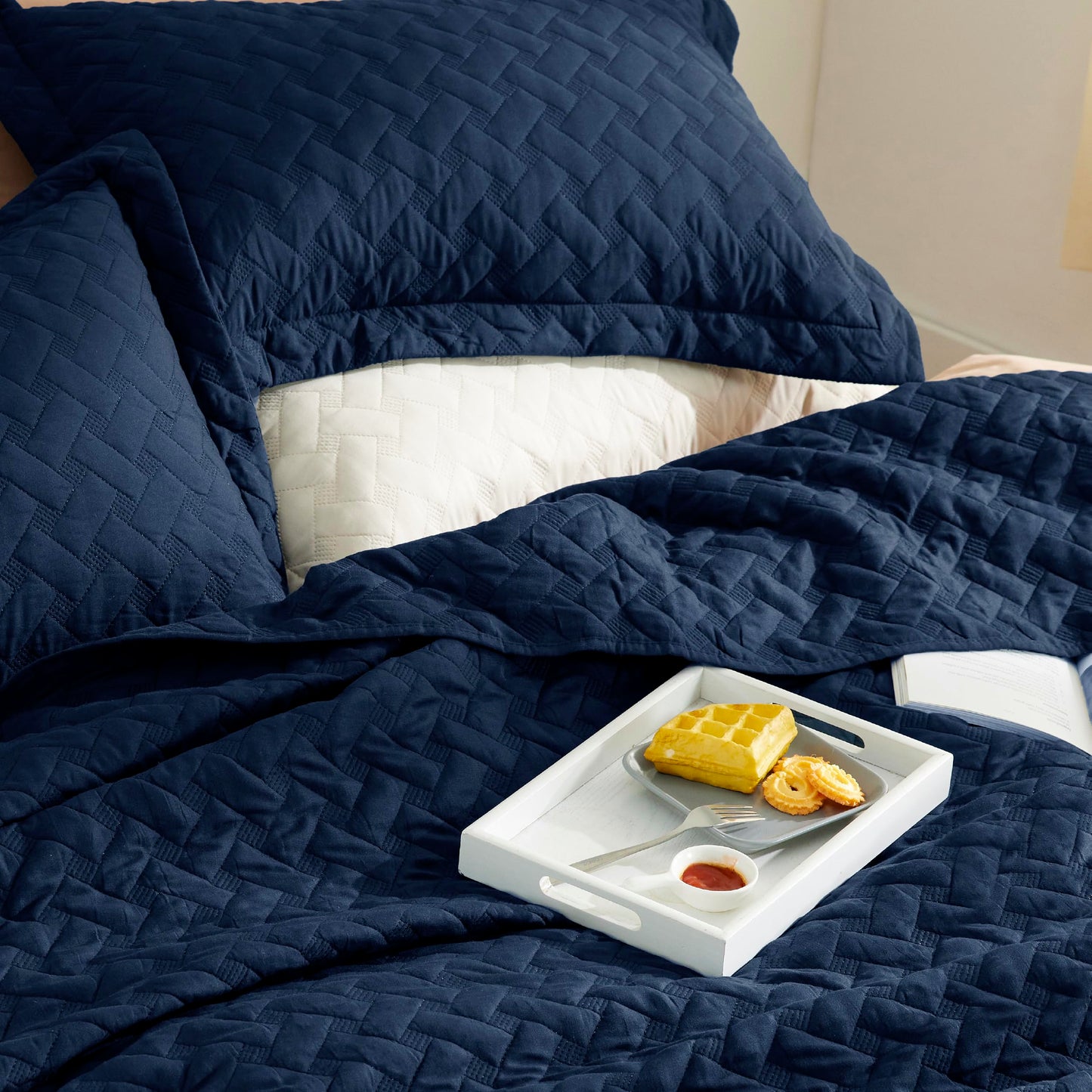 Bedsure Quilts Queen Size - Lightweight Bedspreads Queen Size with Basket Weave Pattern, Soft Quilt Bedding Set, Navy Comforter Set Coverlet for All Seasons with 2 Pillow Shams (90" x 96")