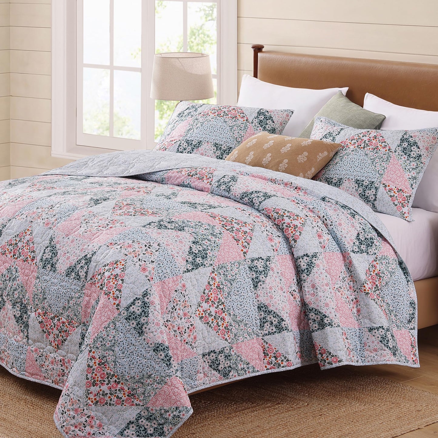 BLOOMHAVEN Quilt Set Queen Size, Patchwork Pink Floral Quilt Sets, Reversible Bedspread Lightweight and Breathable for All Seasons, Soft Quilted Bedspread with 2 Pillow Shams