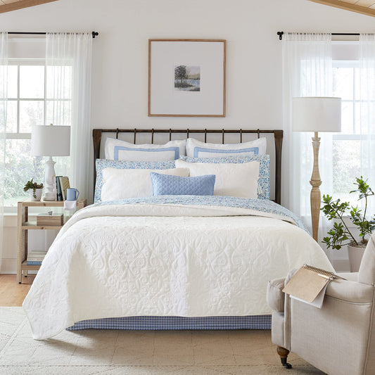 Laura Ashley – Queen Quilt Set, Soft & Lightweight Bedding with Matching Shams, Cottage Style Room Decor, College Dorm Room Essentials (Felicity White)