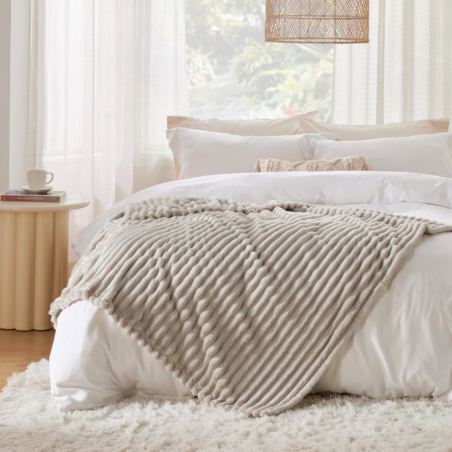 Bedsure Fleece Throw Blanket（White ＆ Beige）